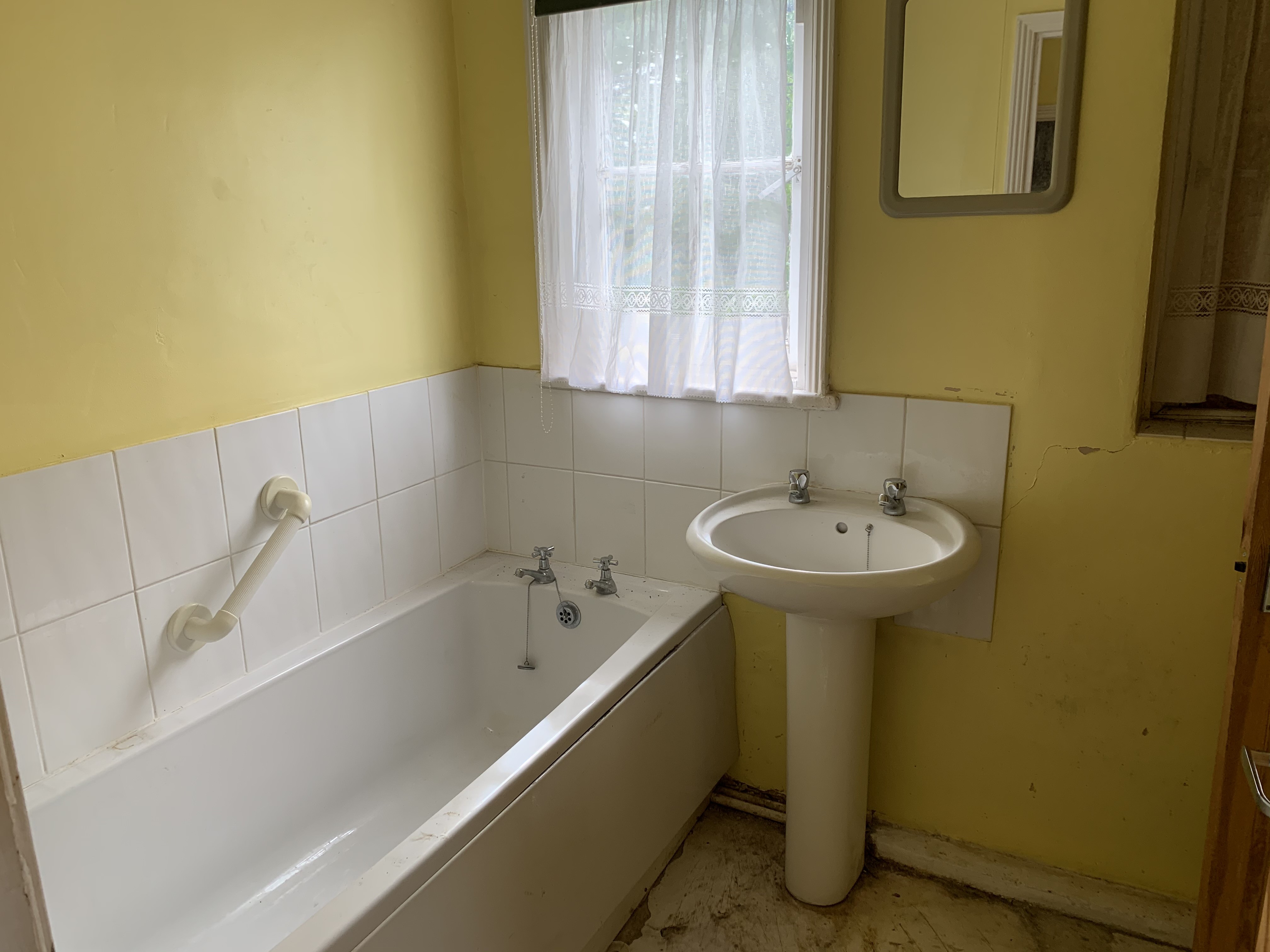 VACANT - Leasehold Self Contained First Floor Flat