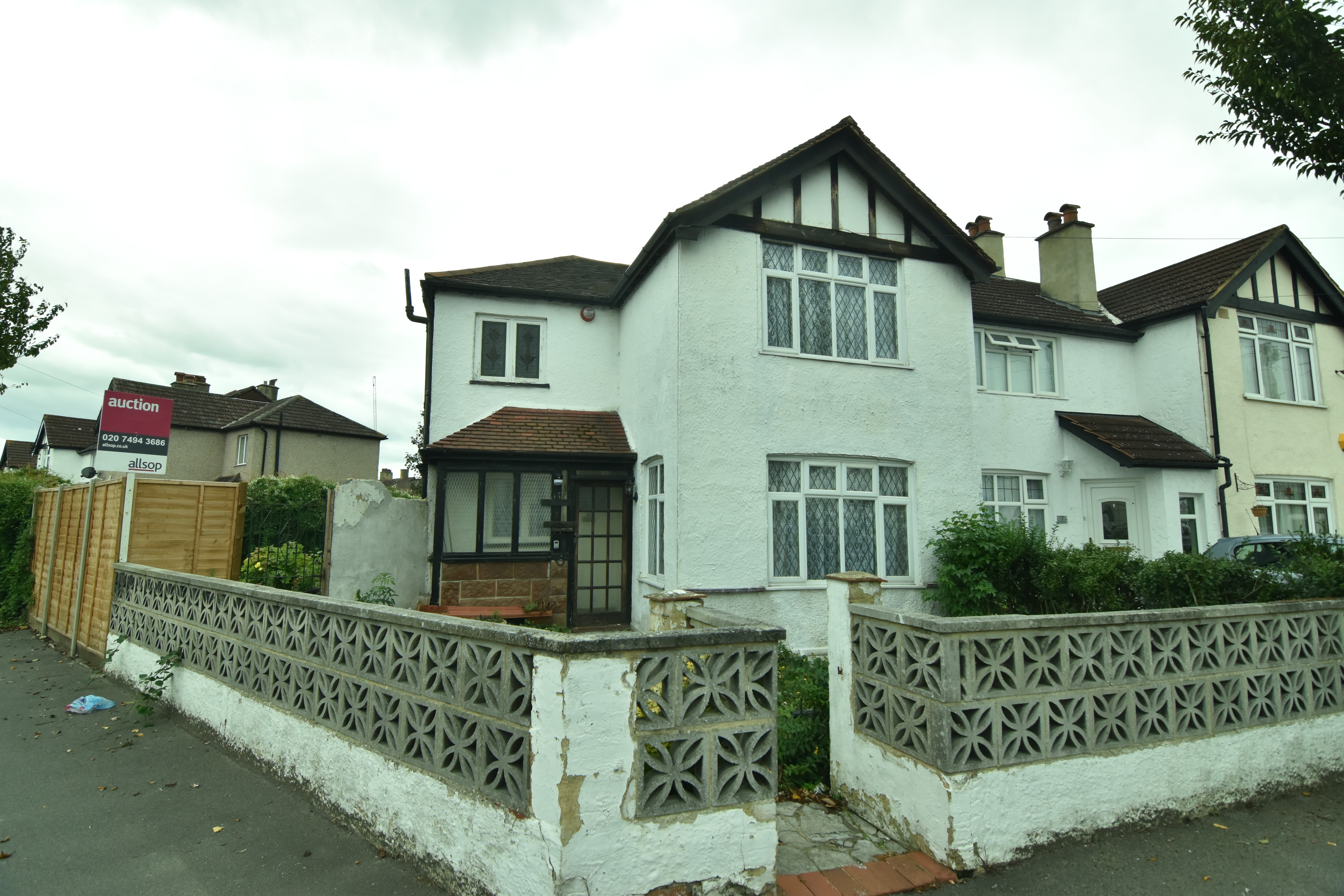 VACANT - Freehold End of Terrace House 