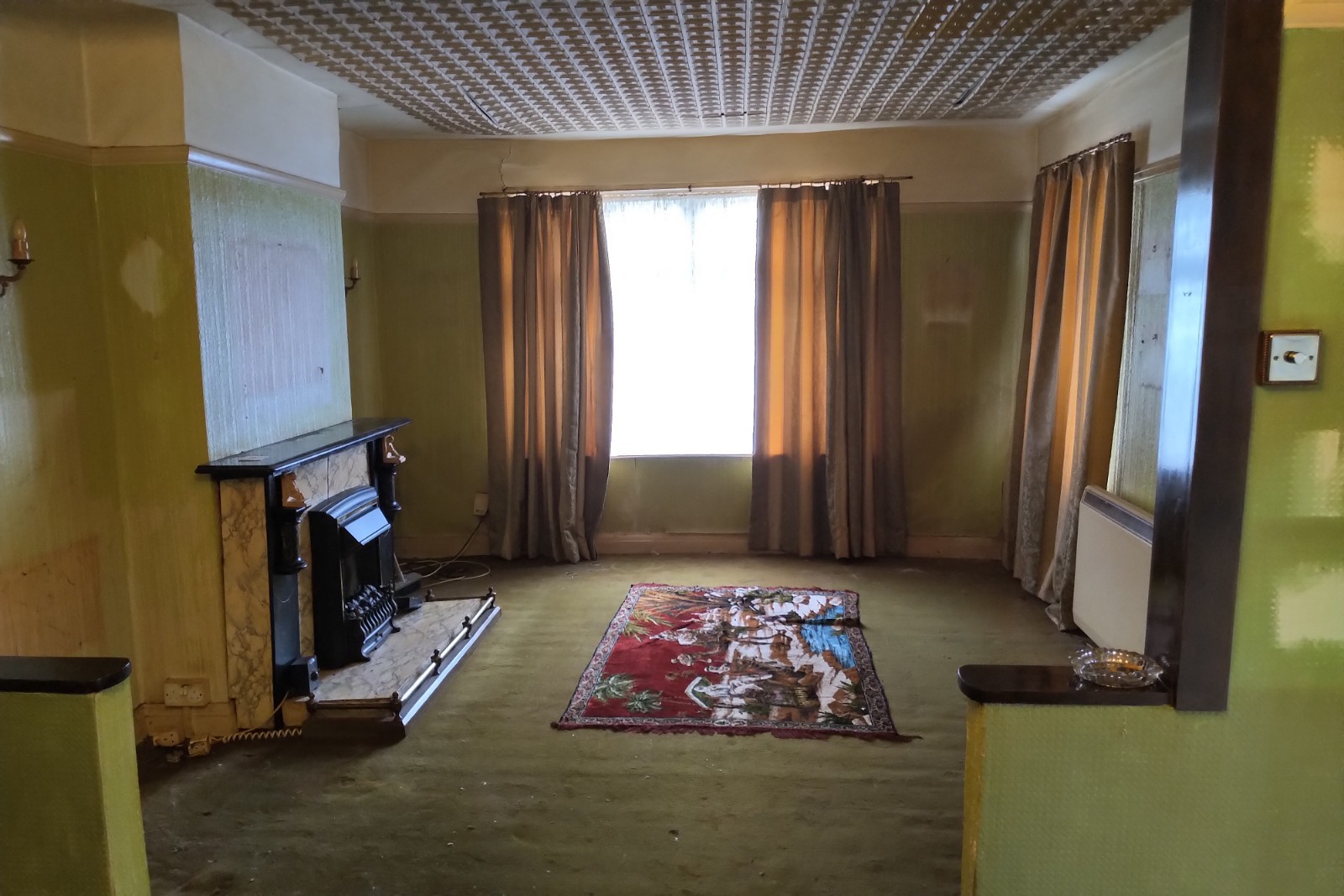 VACANT - Freehold End of Terrace House 