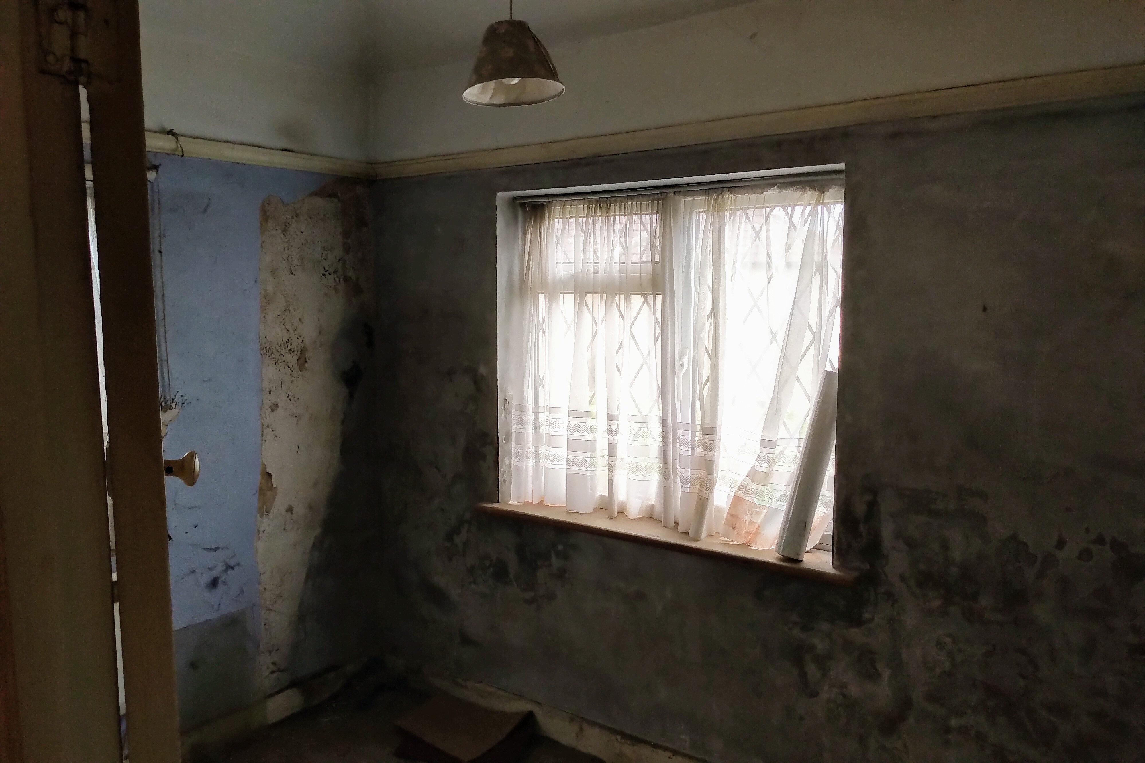 VACANT - Freehold End of Terrace House 