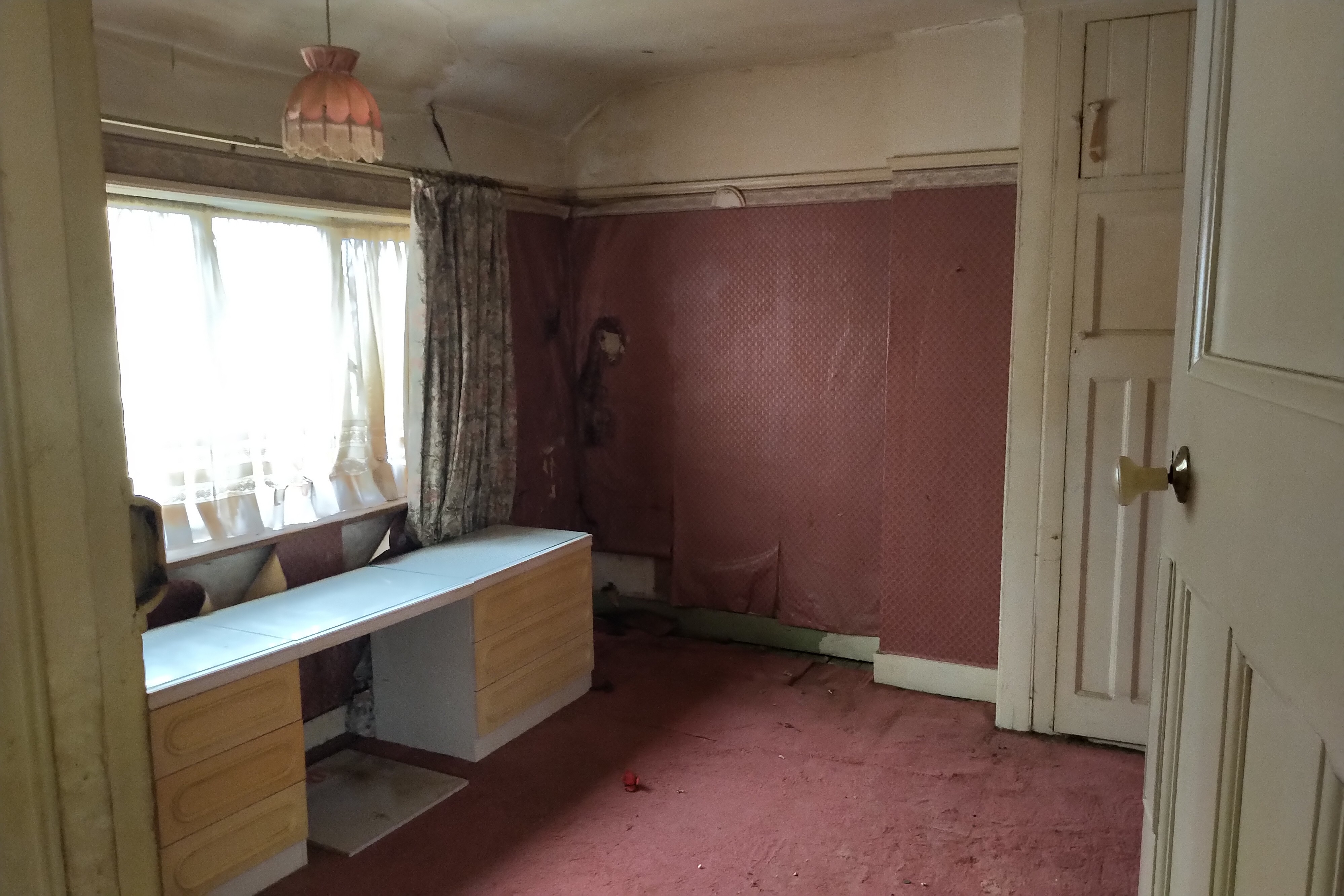 VACANT - Freehold End of Terrace House 