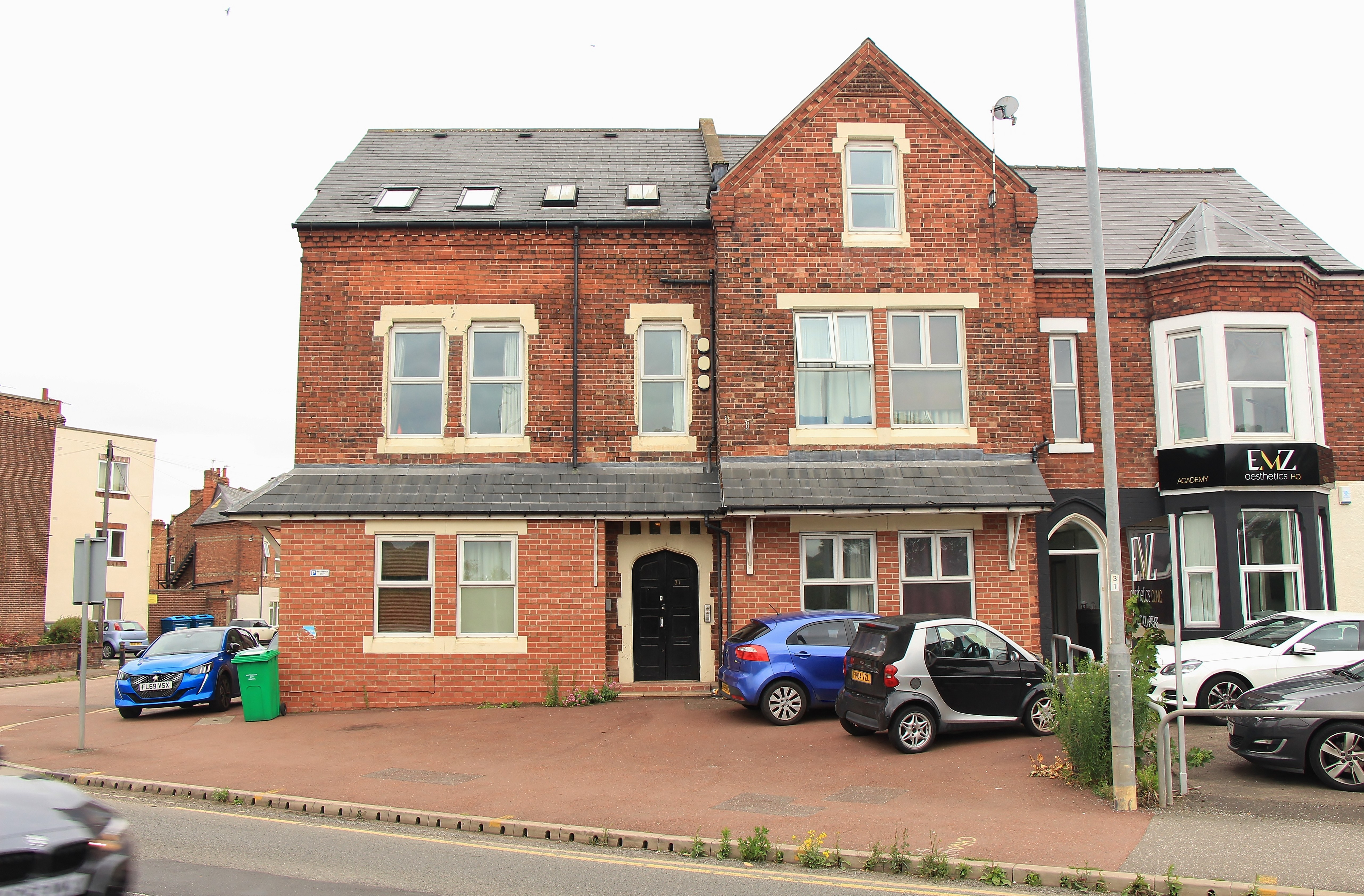 Leasehold Self-Contained First Floor Flat providing HMO Accommodation 