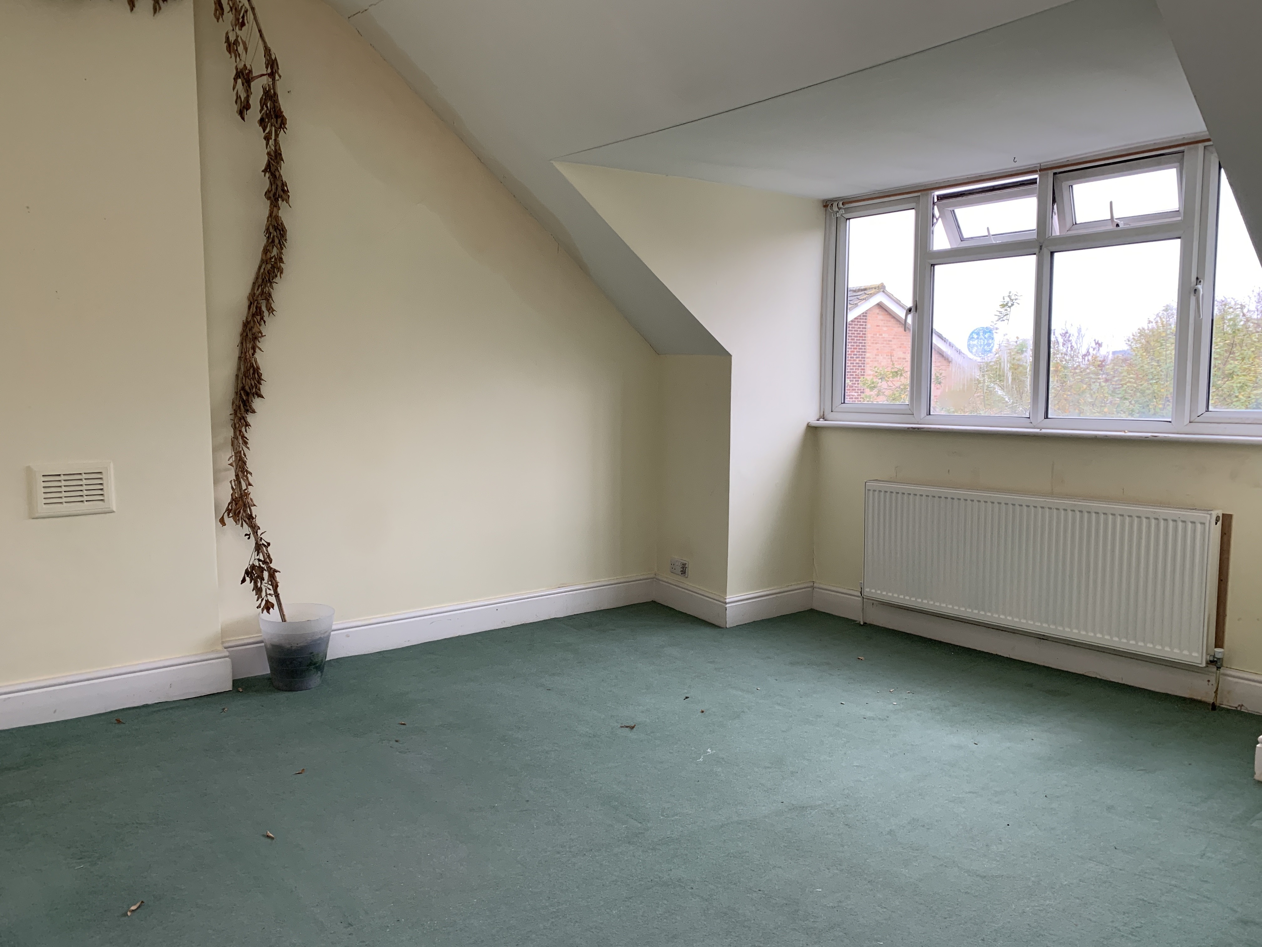 VACANT - Long Leasehold Self Contained Second Floor Flat