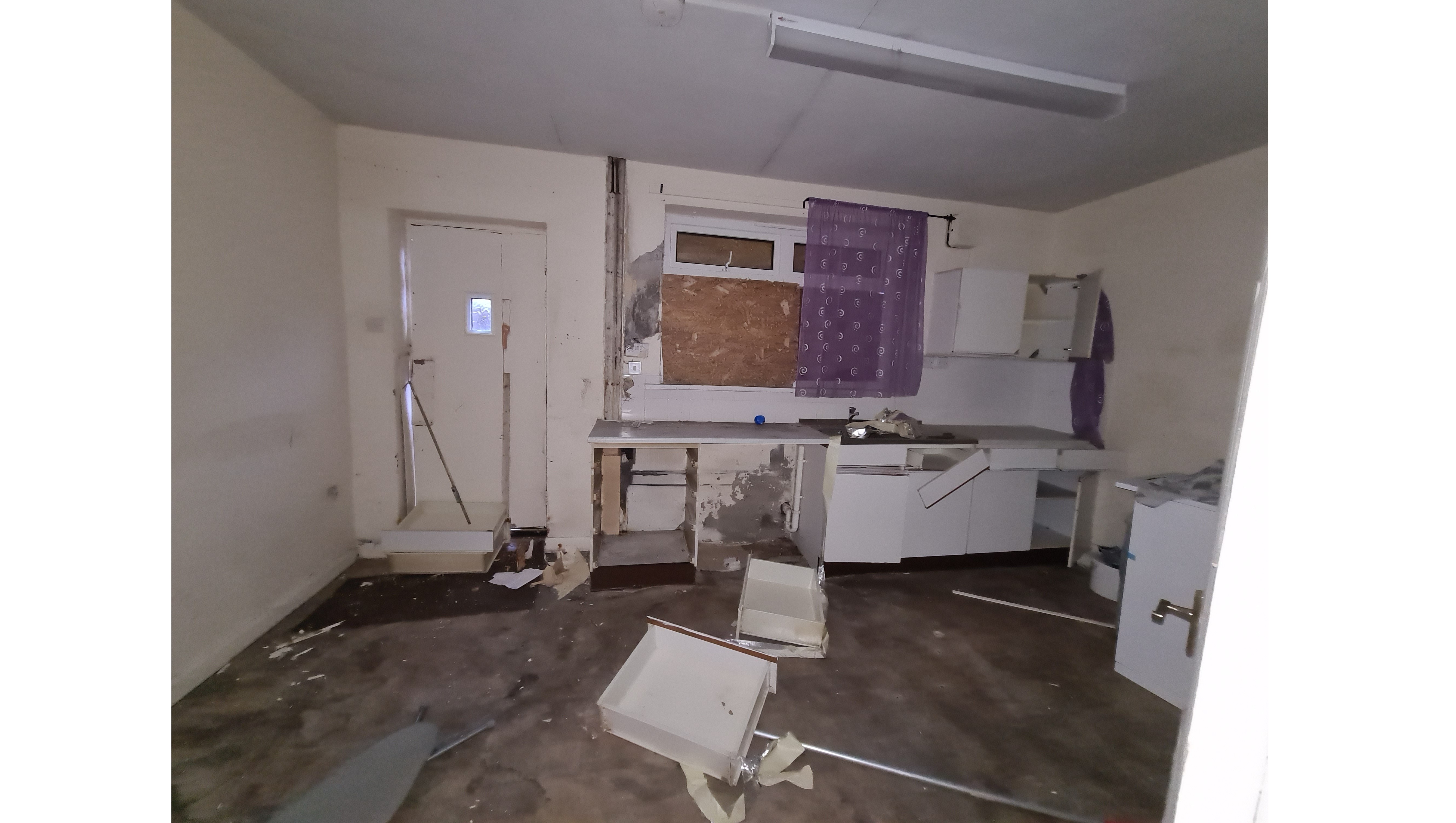 VACANT - Freehold Mid Terrace House 