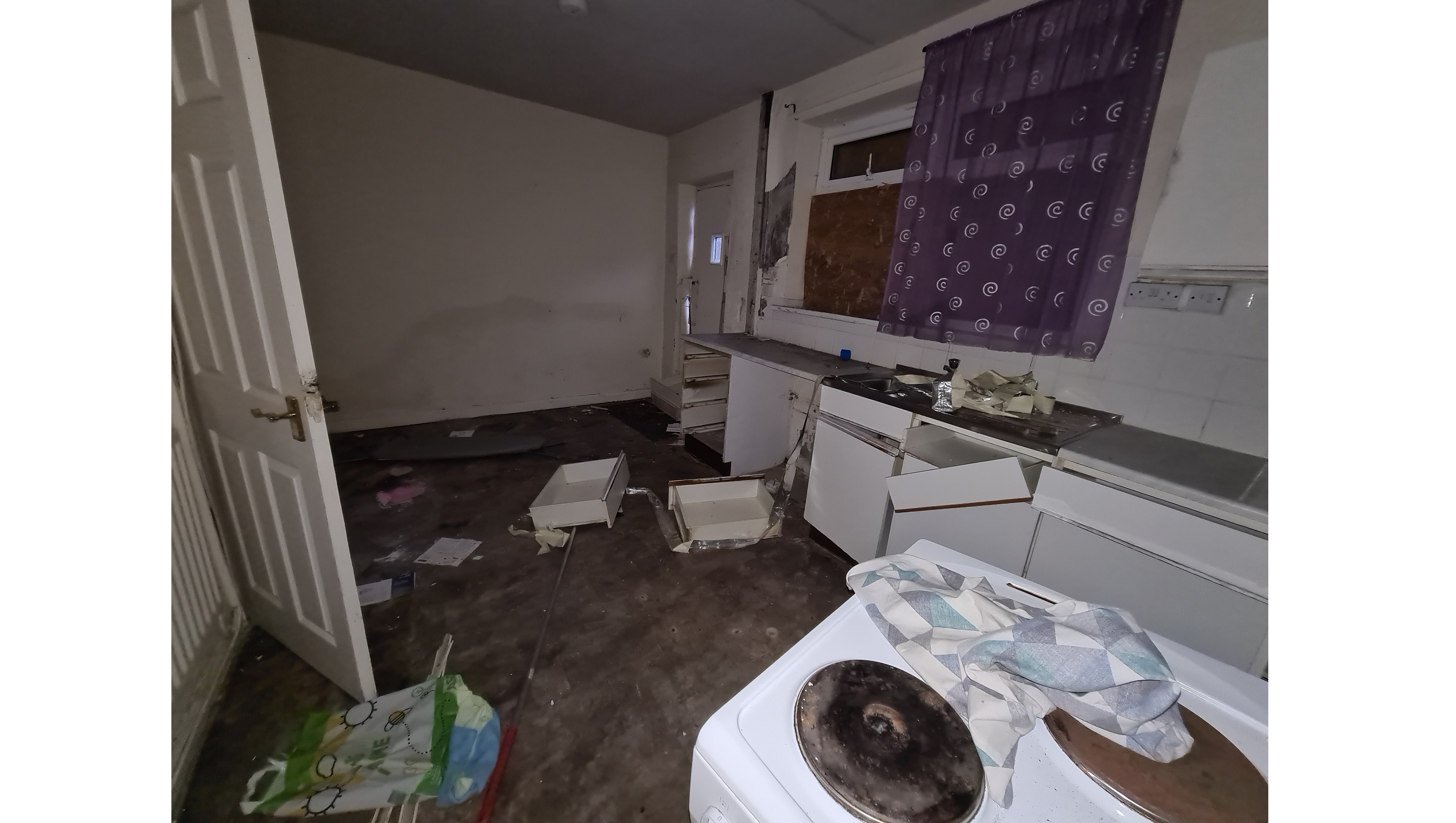 VACANT - Freehold Mid Terrace House 