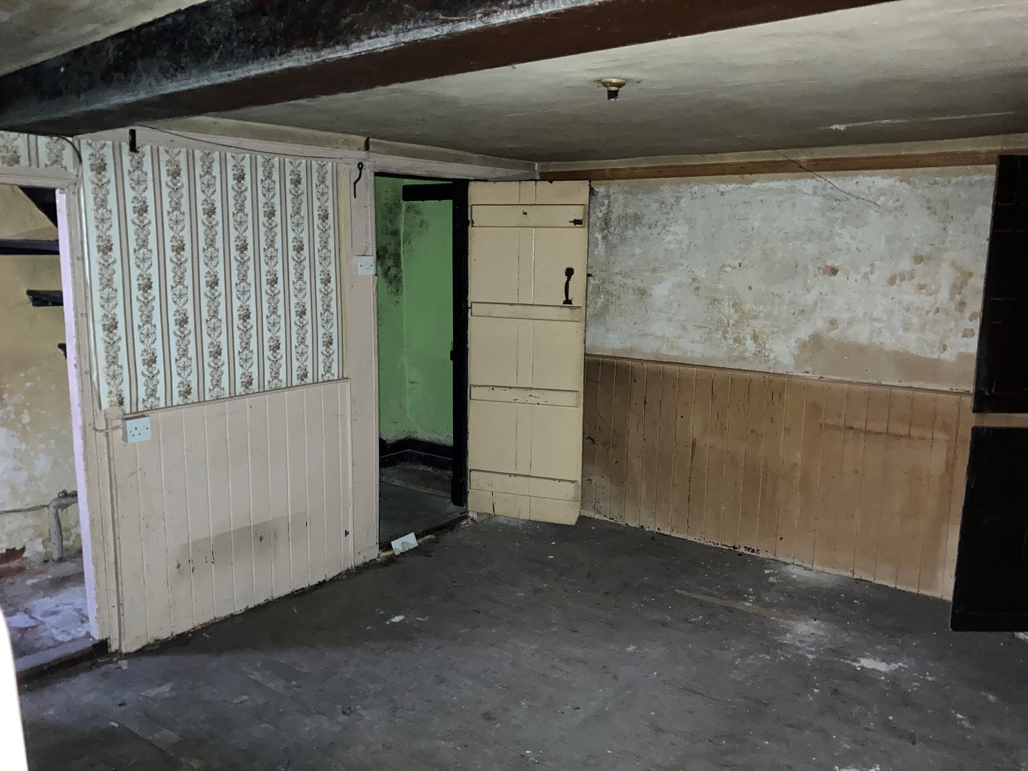 VACANT - Attractive Freehold End of Terrace Grade II Listed Building with Planning Permission