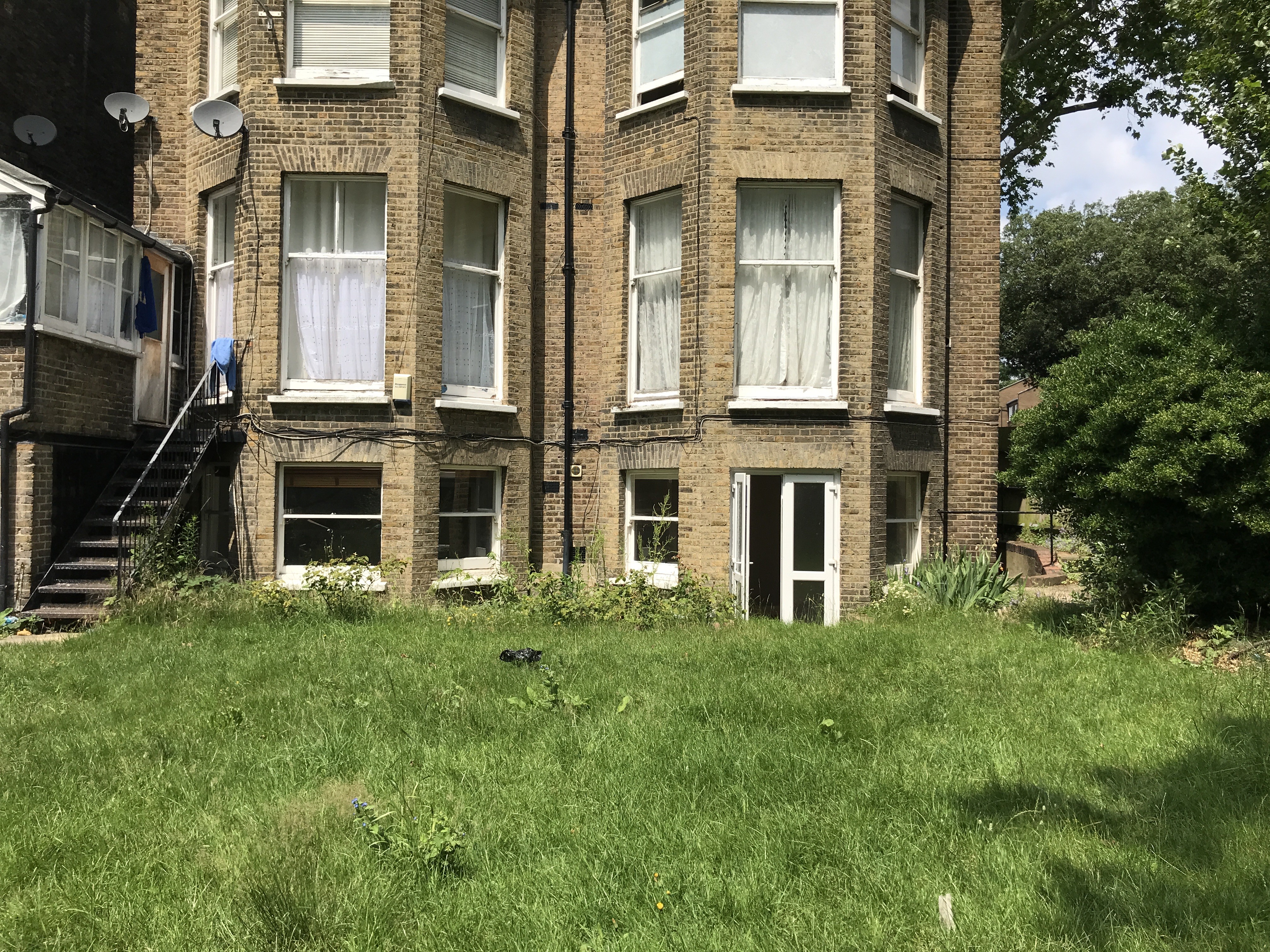 VACANT - Leasehold Self Contained Lower Ground Floor Flat