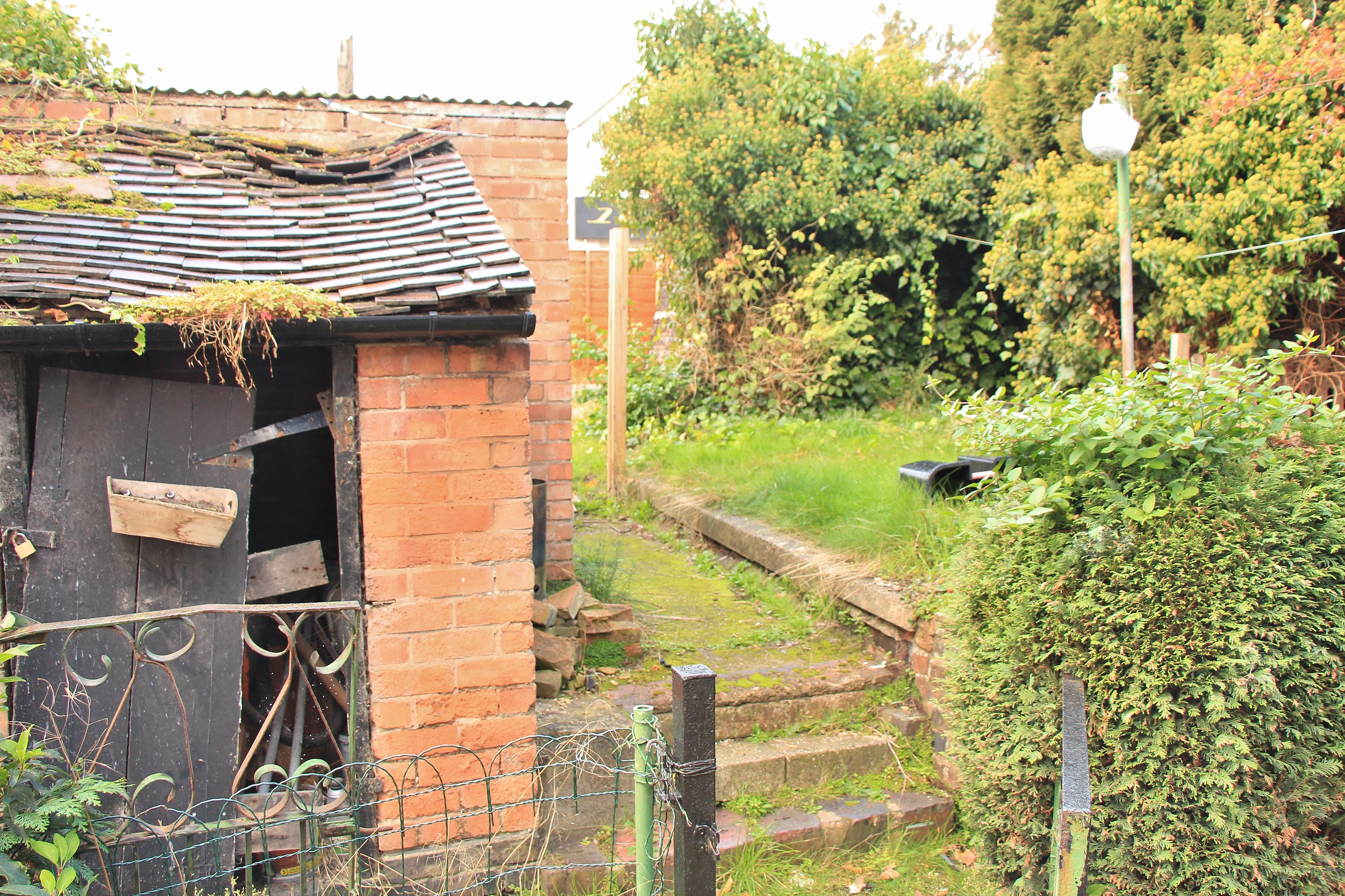 VACANT - Freehold Mid Terrace House