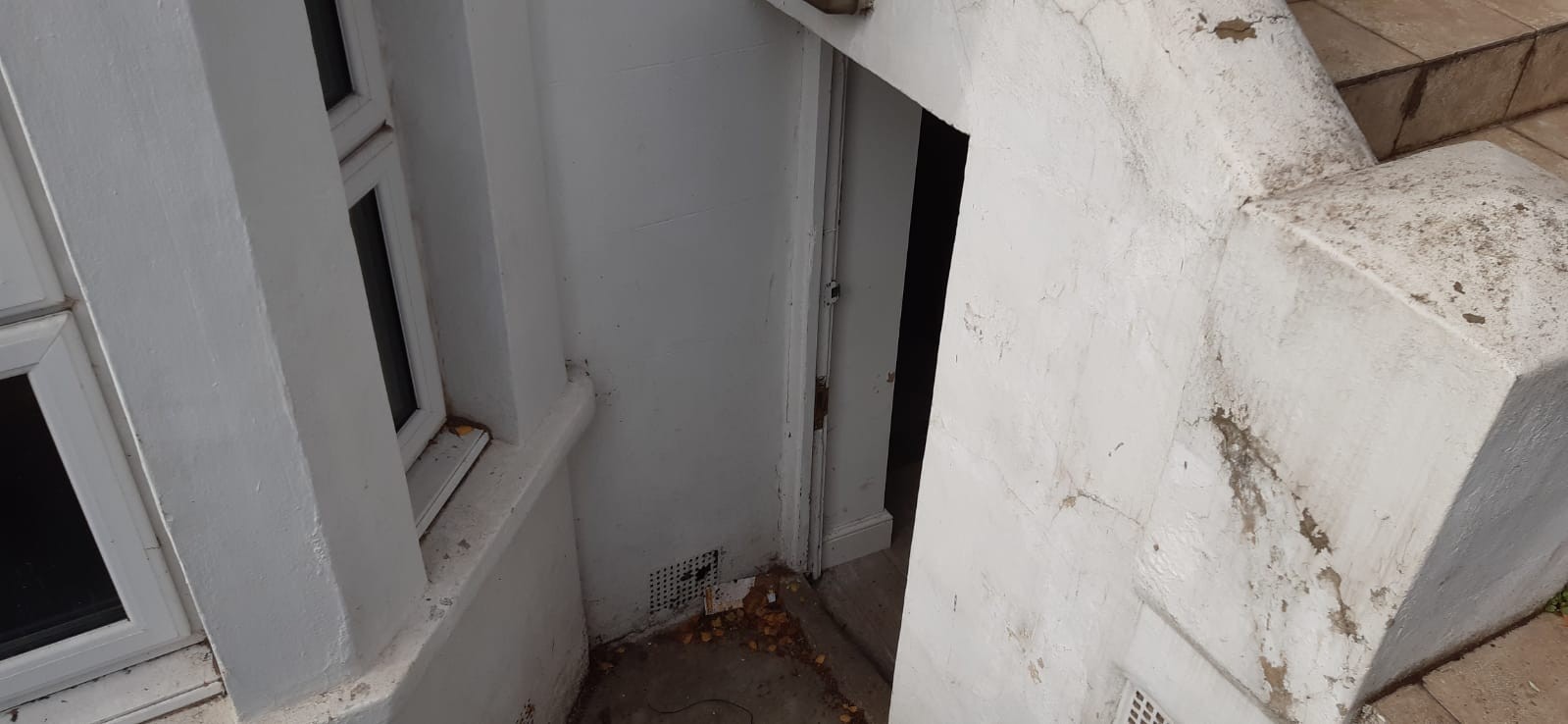 VACANT - Freehold Mid Terrace Building