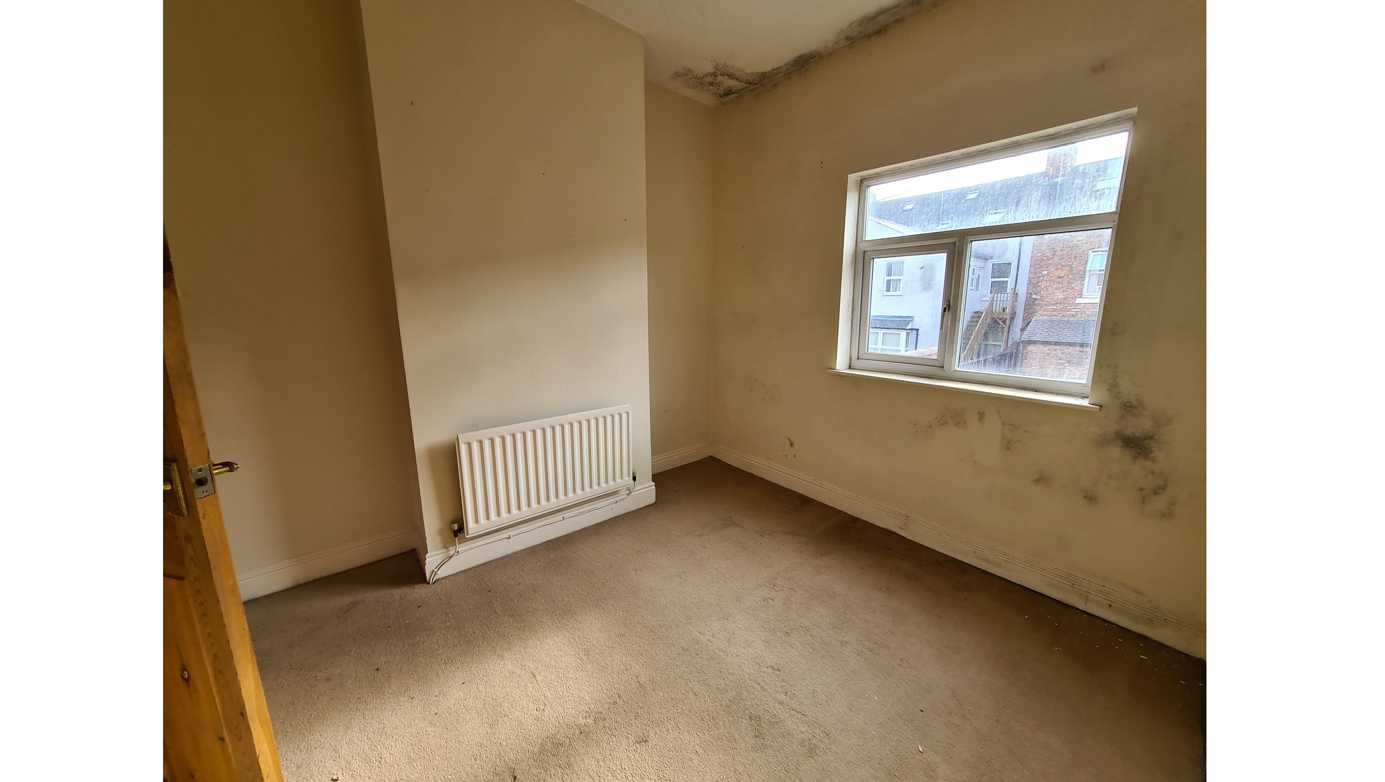 VACANT - Freehold Mid Terrace House