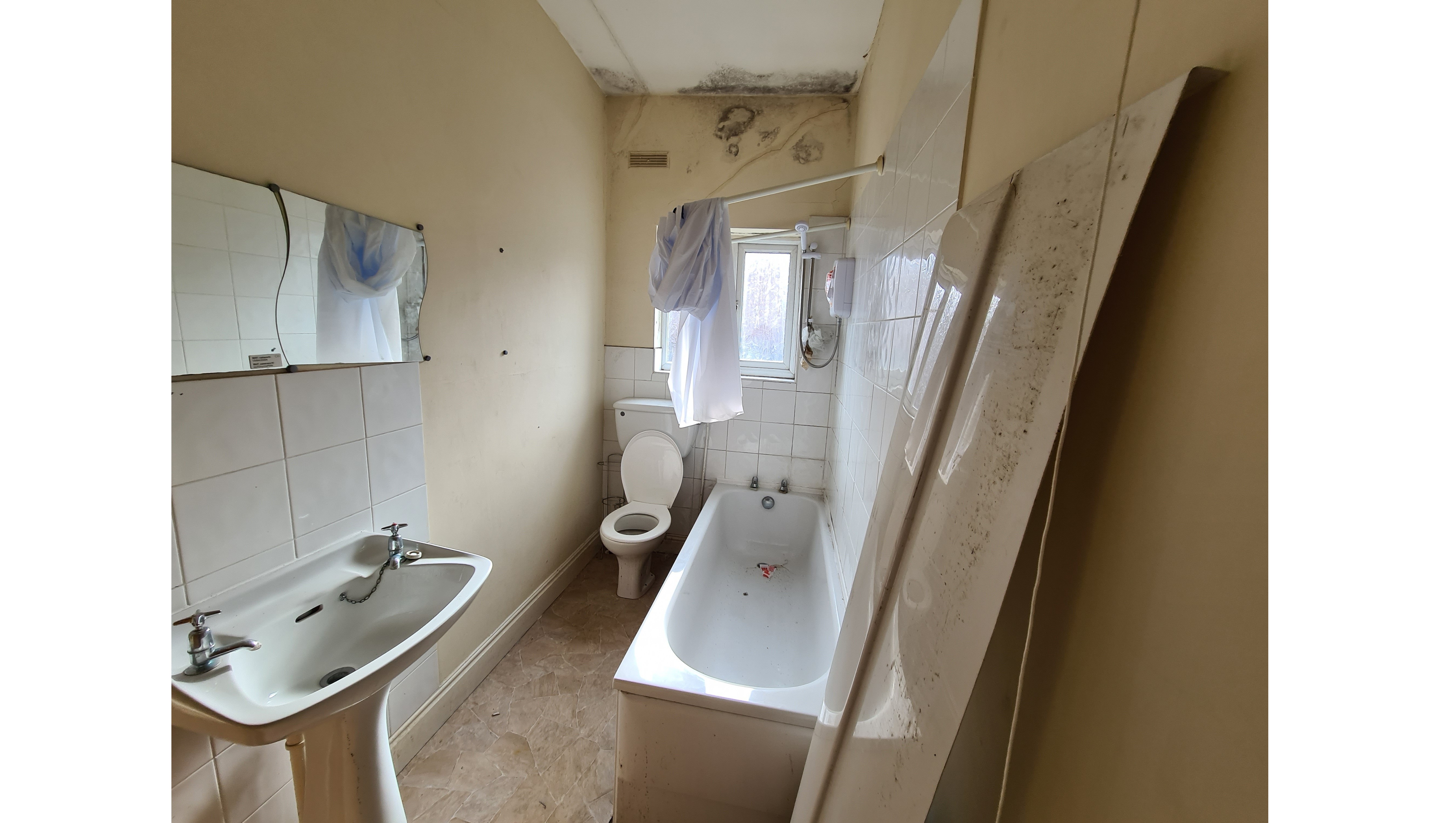 VACANT - Freehold Mid Terrace House