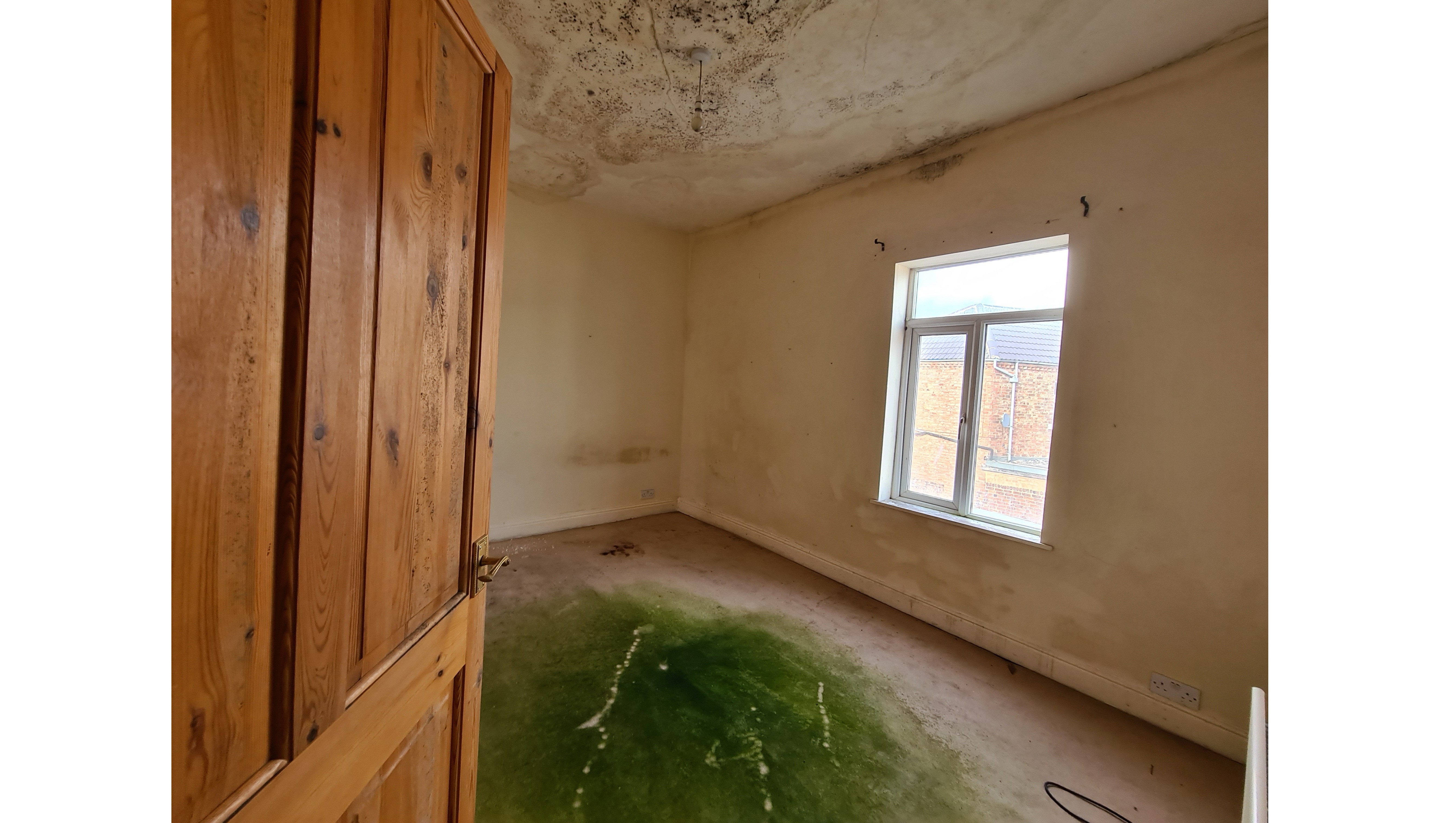 VACANT - Freehold Mid Terrace House