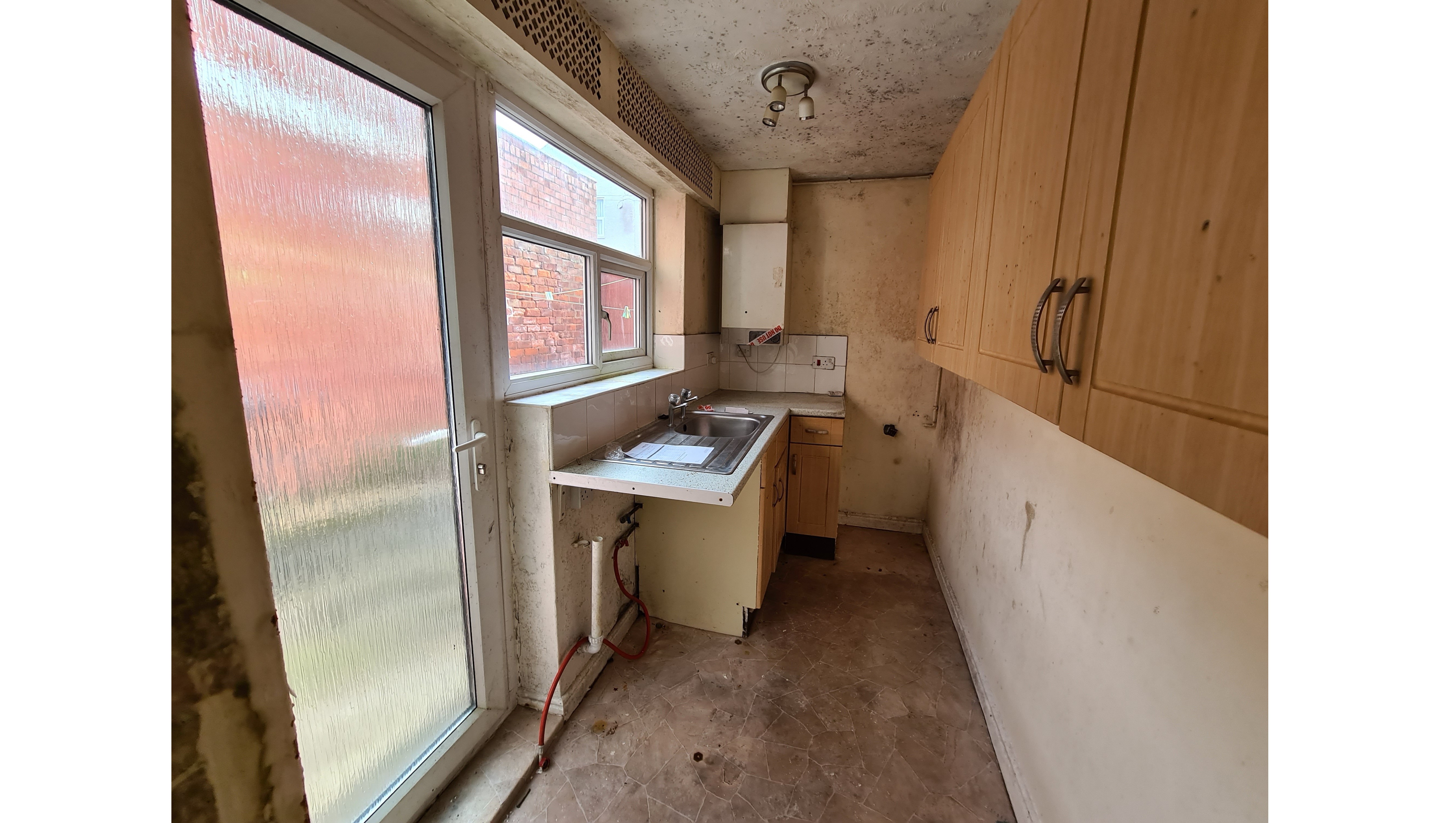 VACANT - Freehold Mid Terrace House