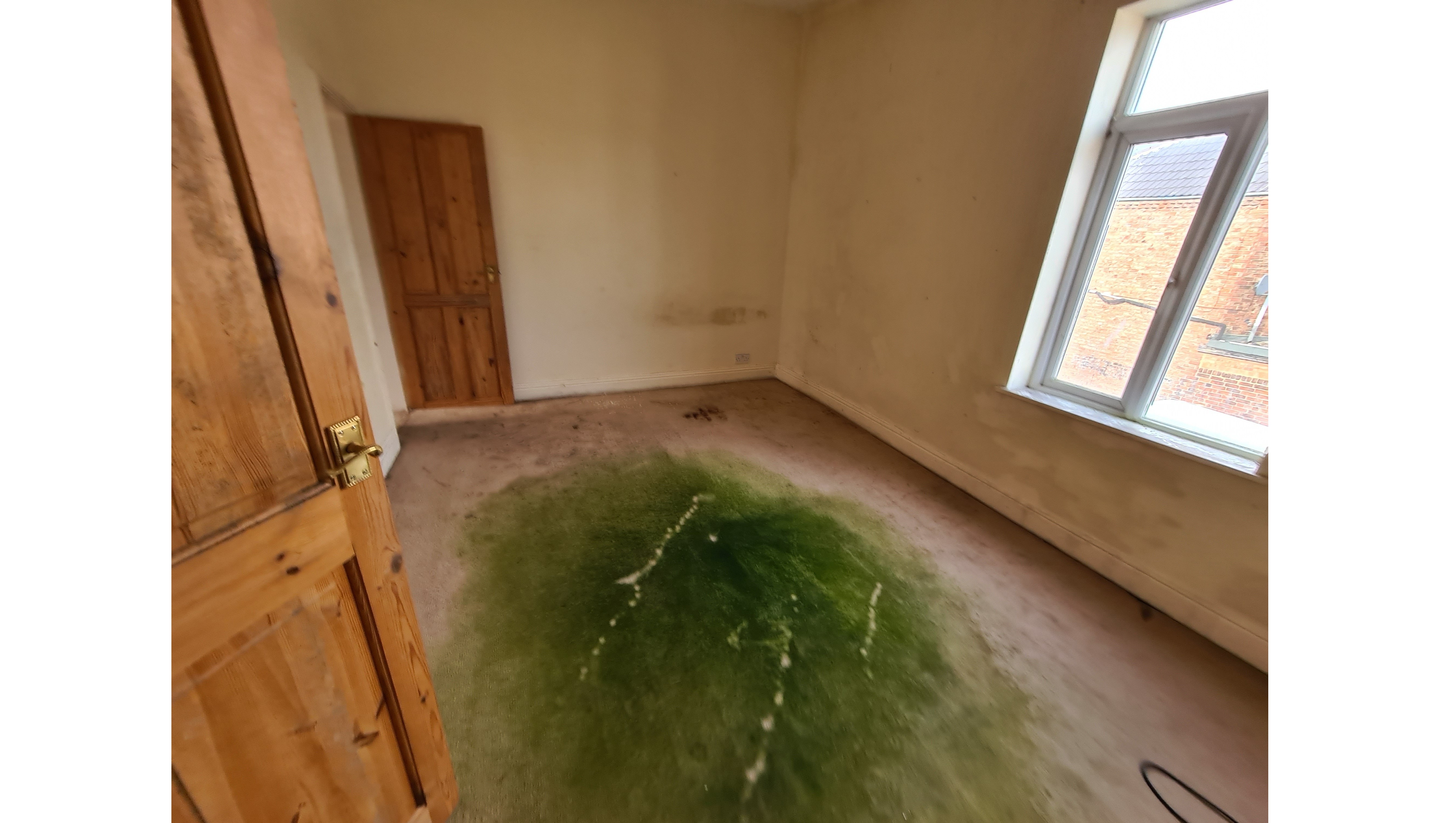 VACANT - Freehold Mid Terrace House