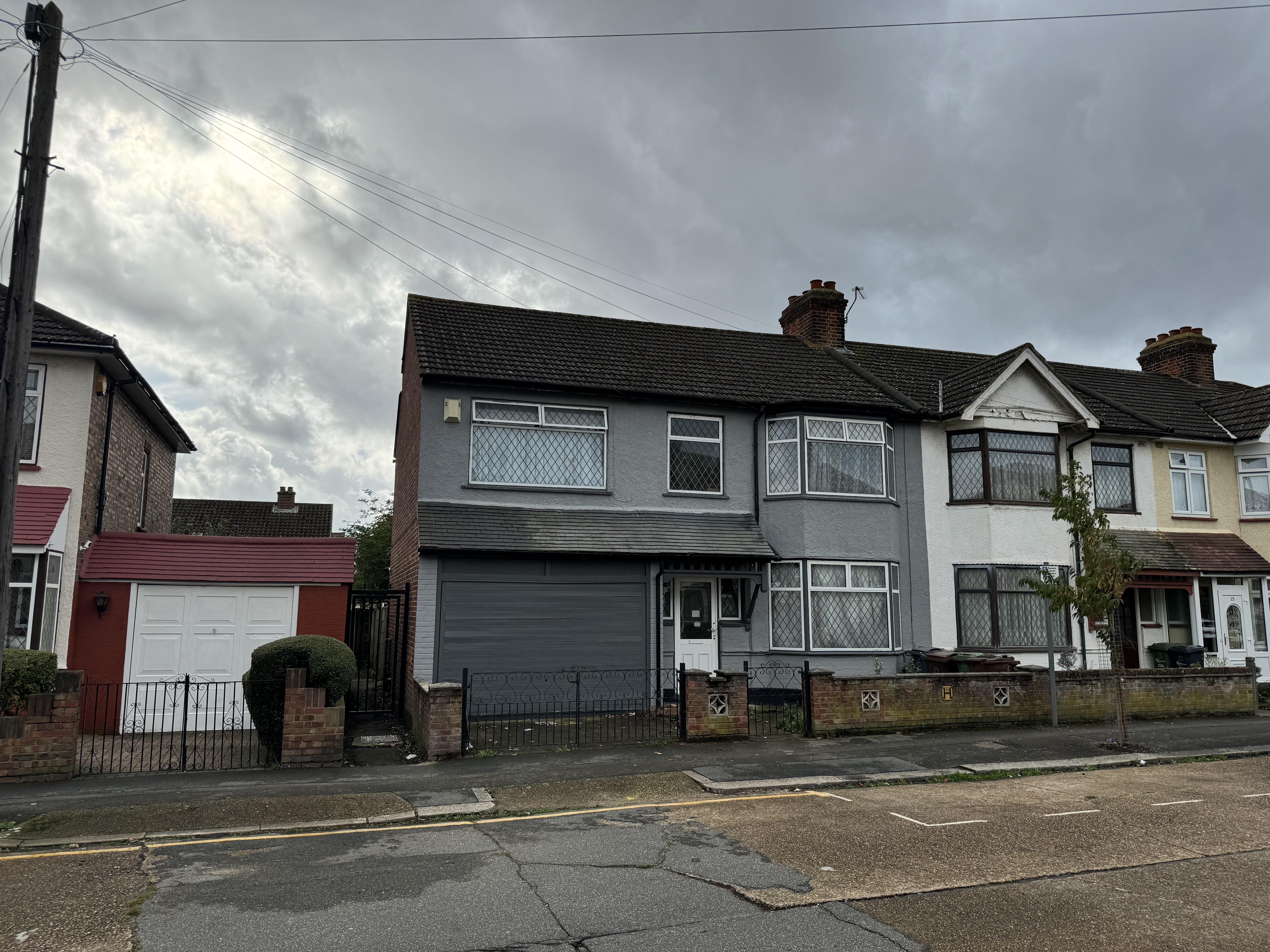INVESTMENT - Freehold End of Terrace House