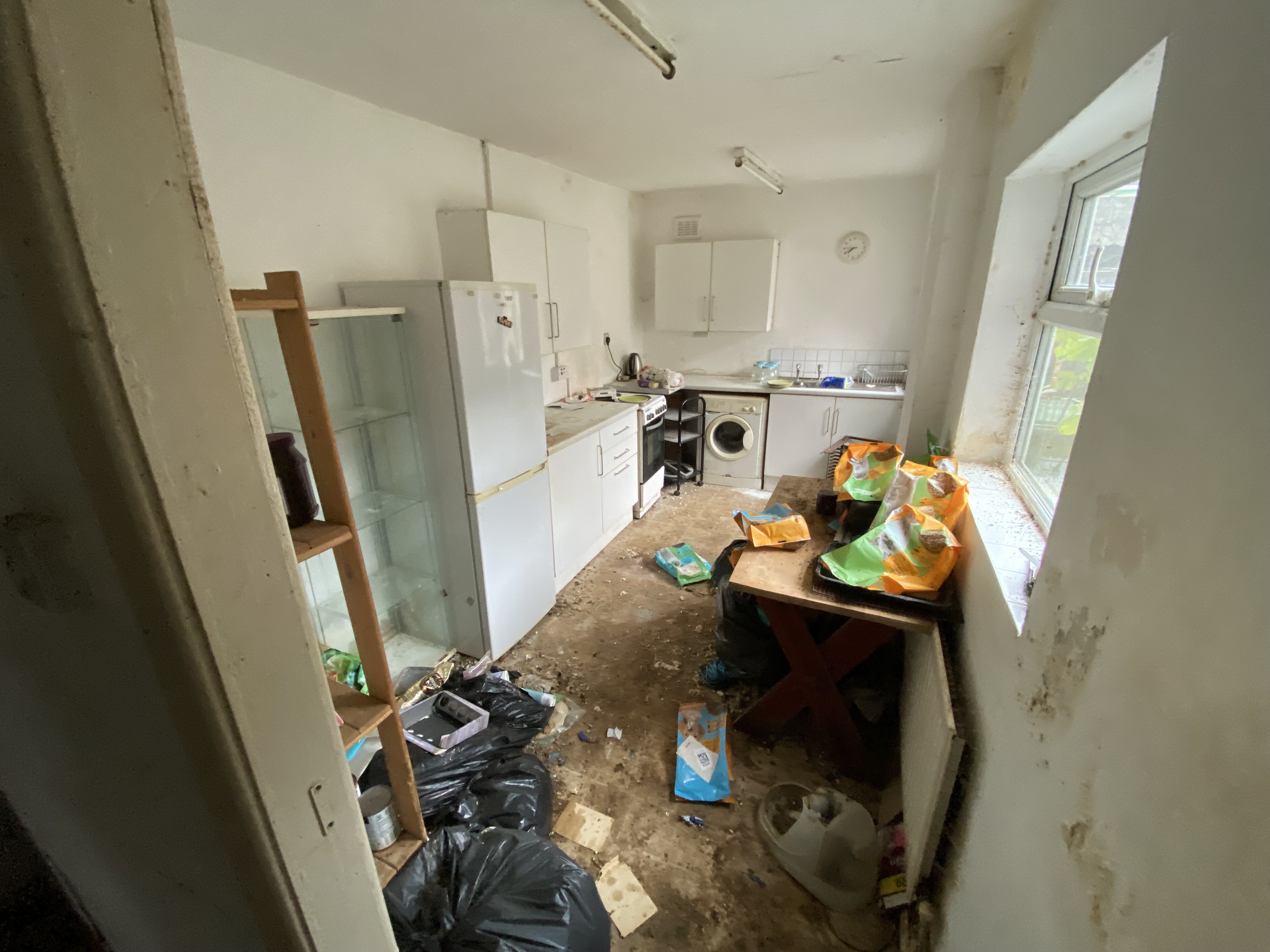 VACANT - Freehold Mid Terrace House