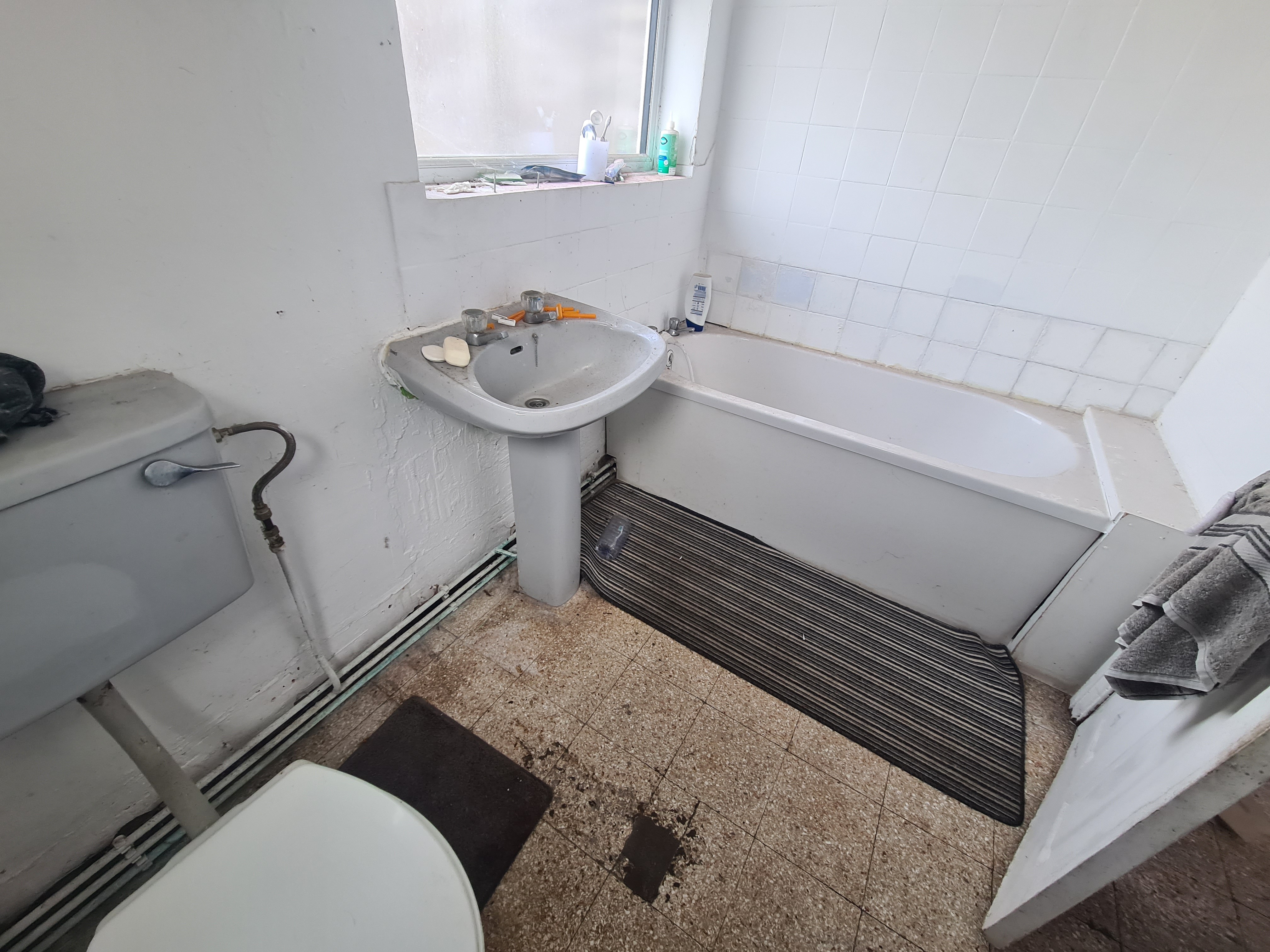 VACANT - Freehold Mid Terrace House