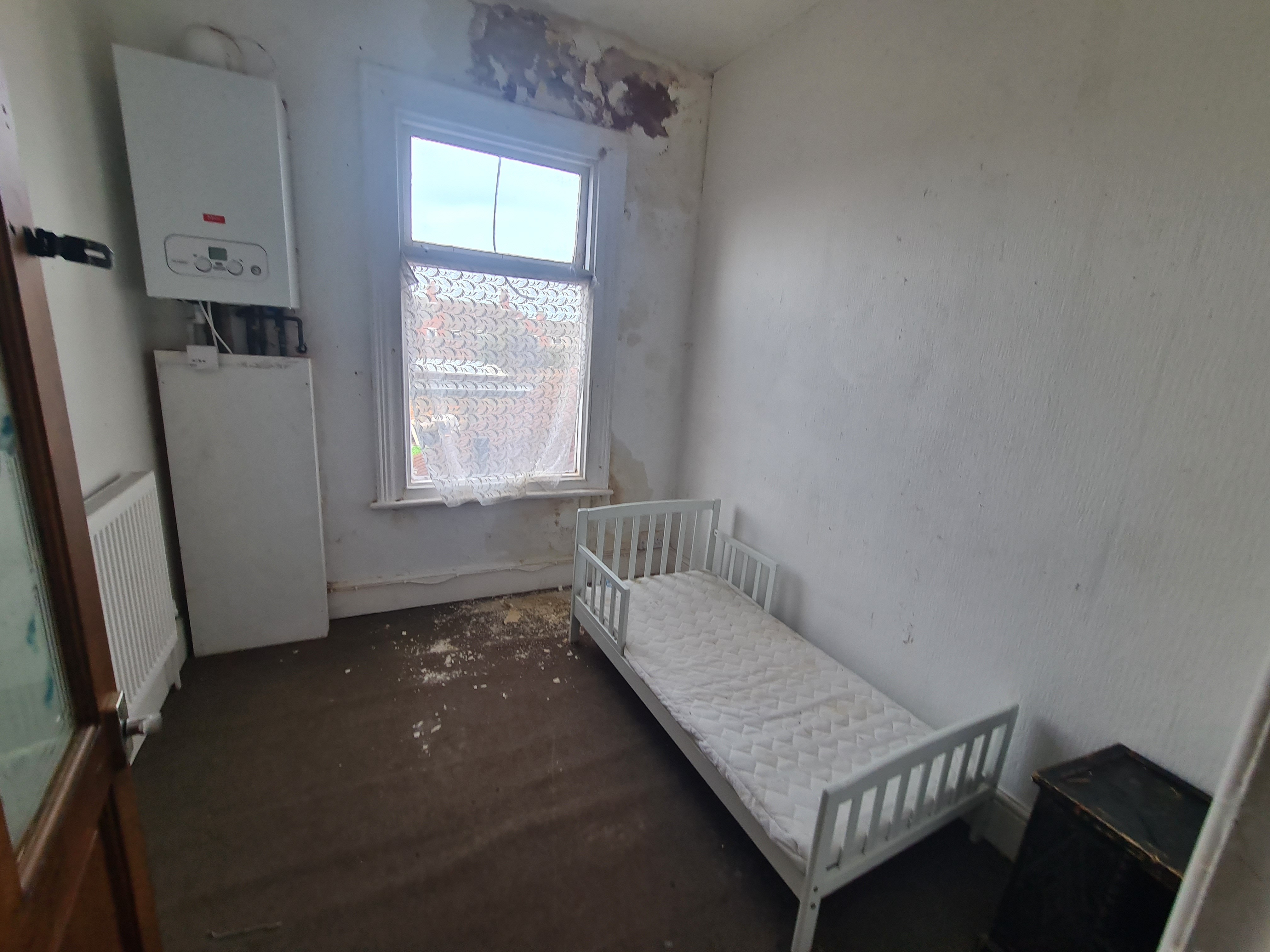 VACANT - Freehold Mid Terrace House
