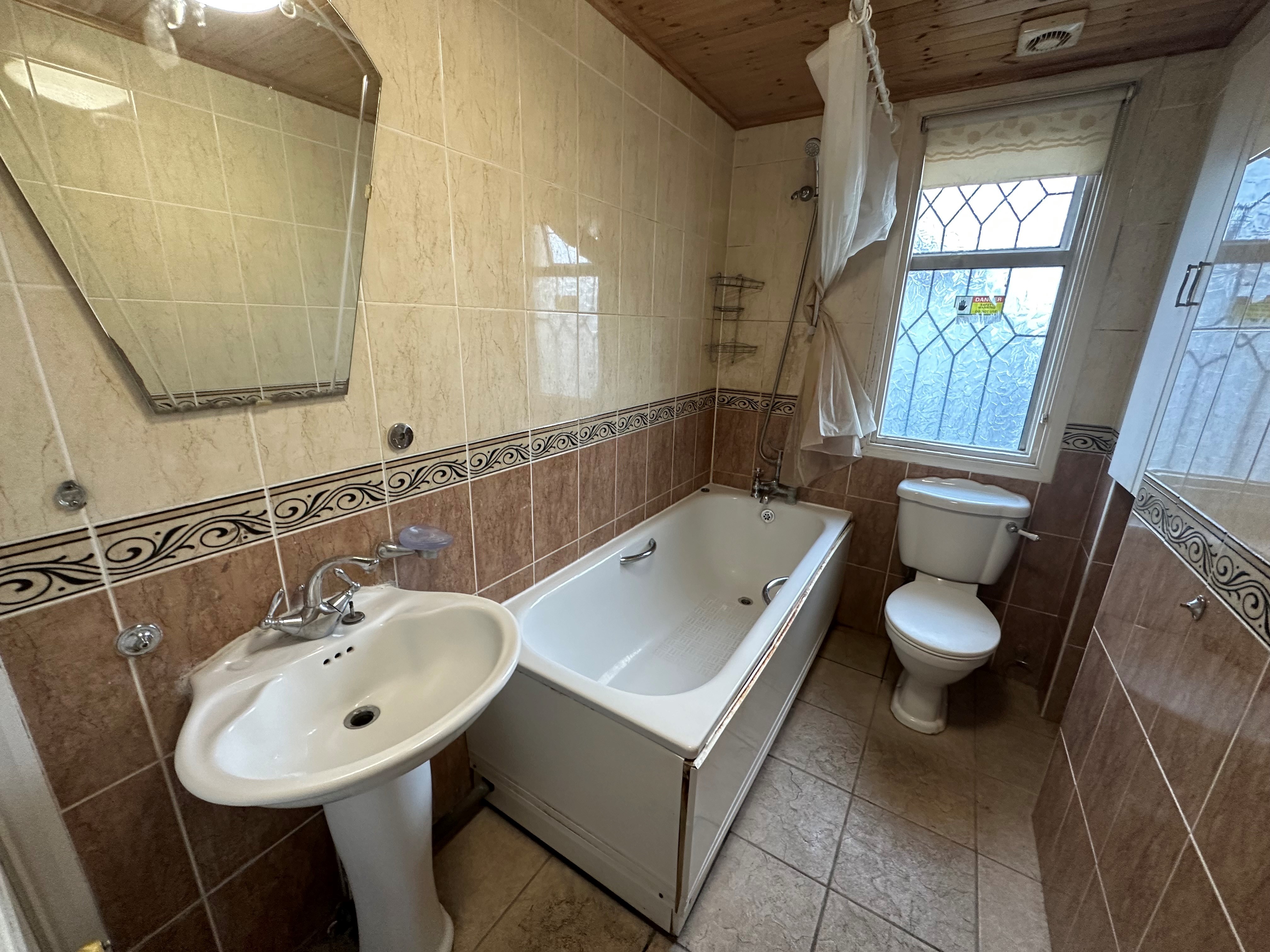 INVESTMENT - Freehold Triple Fronted End of Terrace HMO Building 