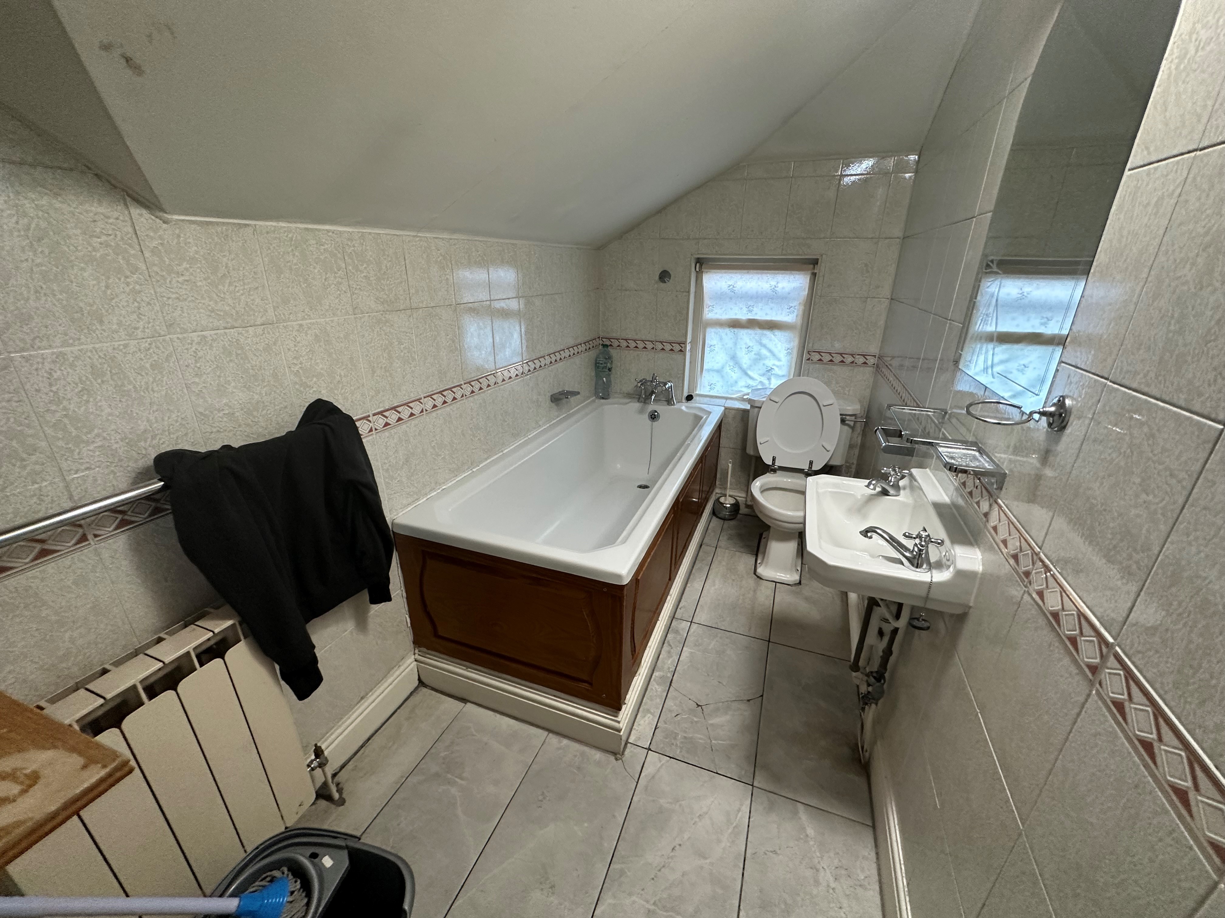 INVESTMENT - Freehold Triple Fronted End of Terrace HMO Building 