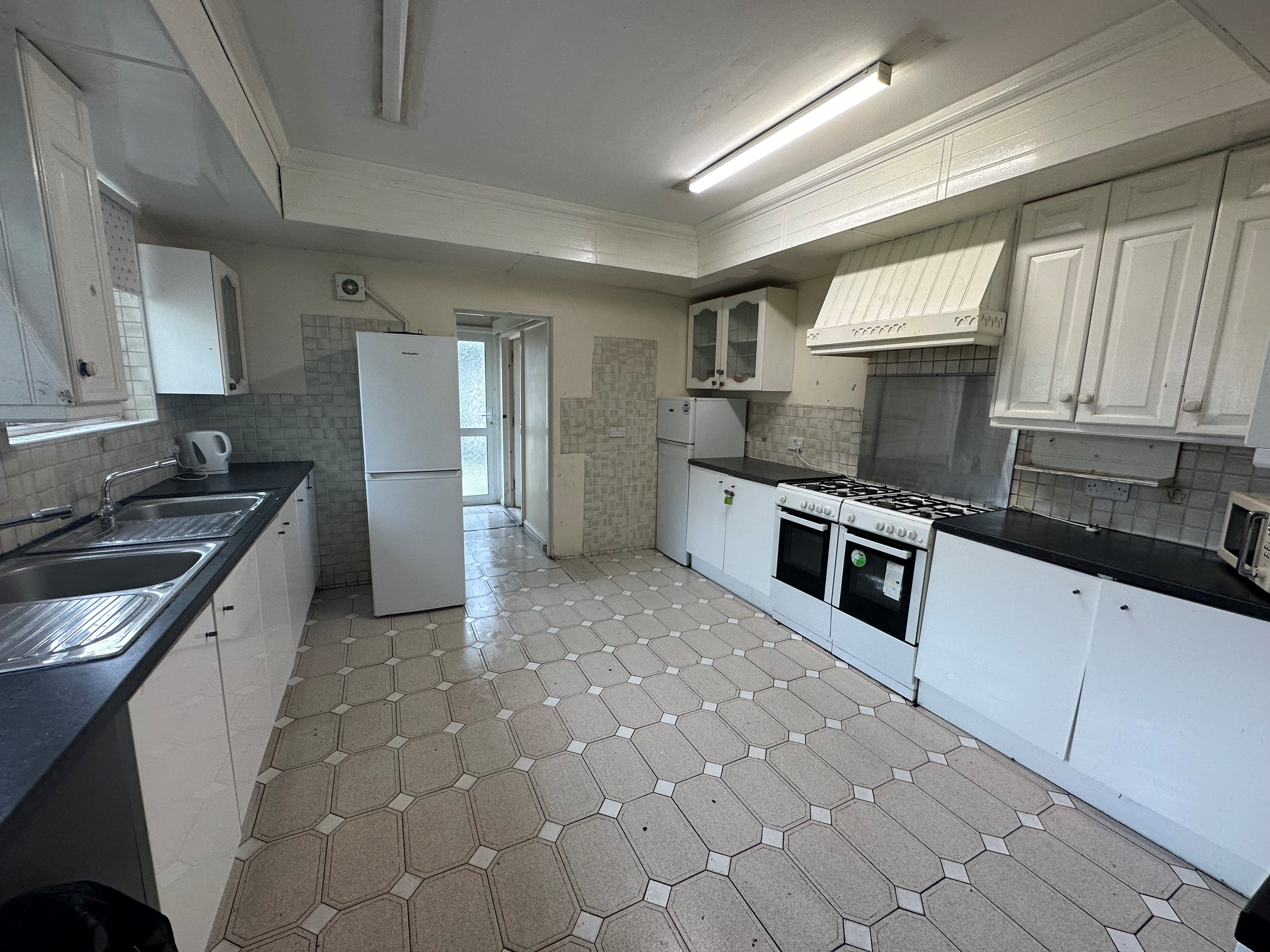 INVESTMENT - Freehold Triple Fronted End of Terrace HMO Building 