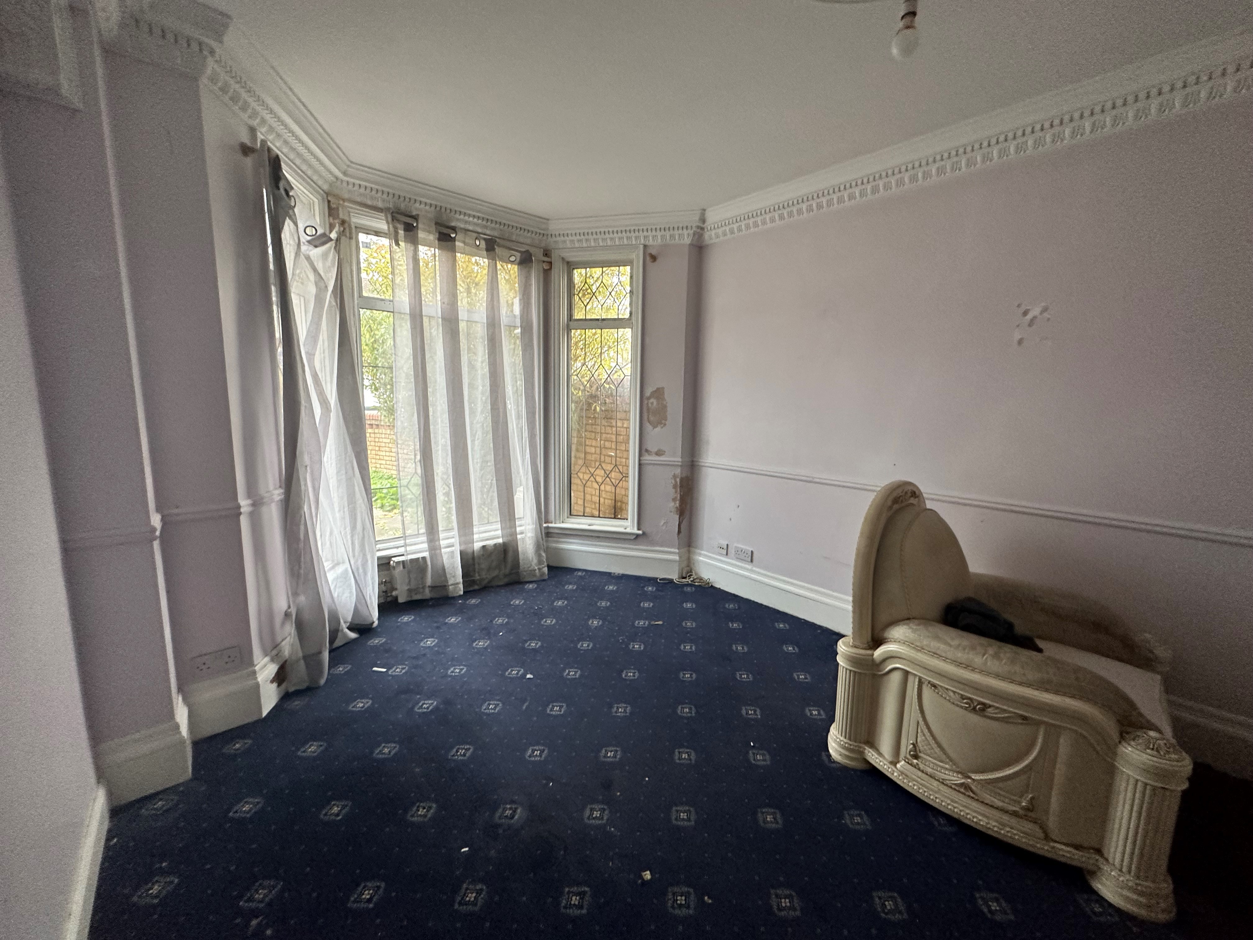 INVESTMENT - Freehold Triple Fronted End of Terrace HMO Building 