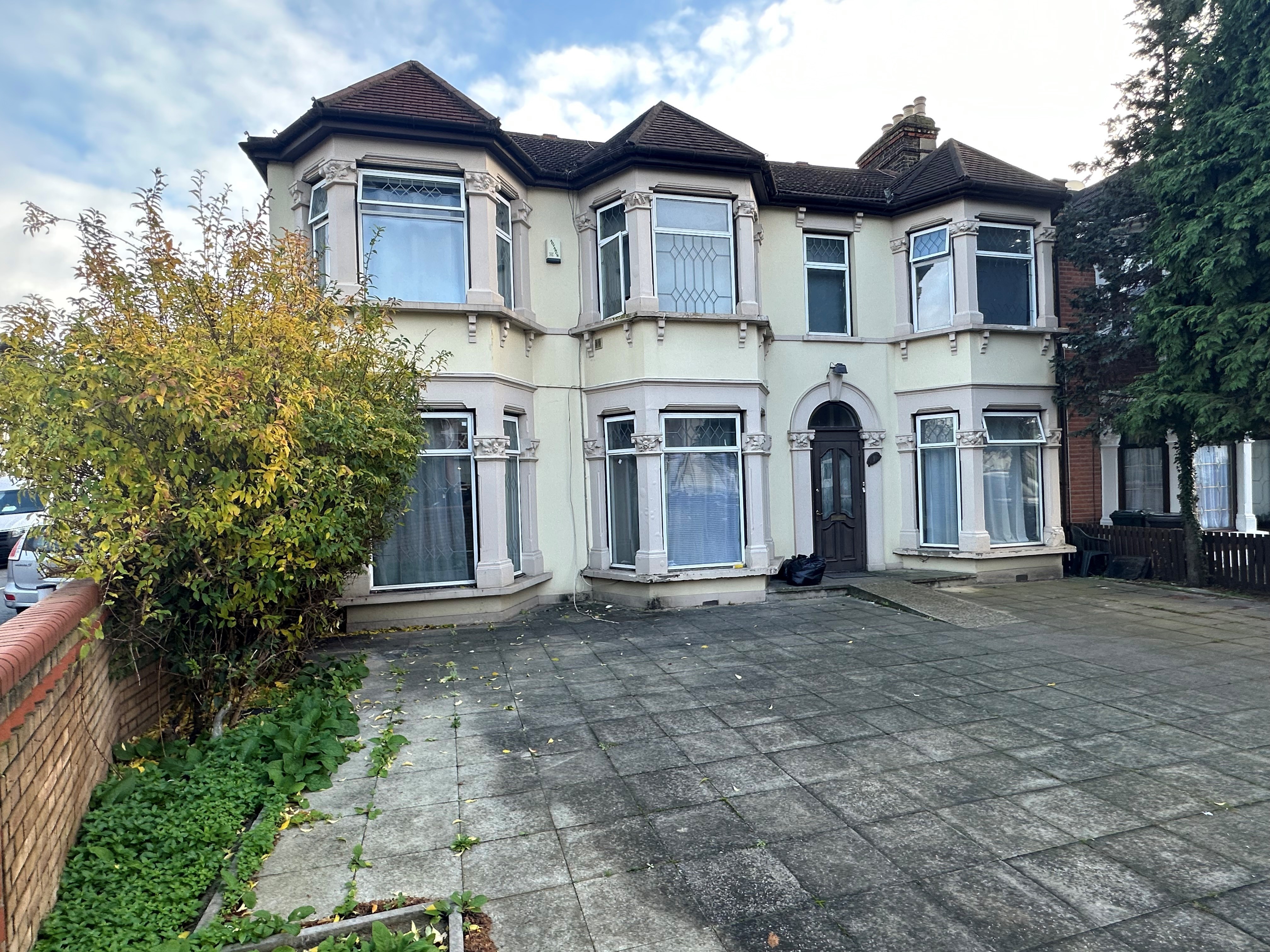 INVESTMENT - Freehold Triple Fronted End of Terrace HMO Building 