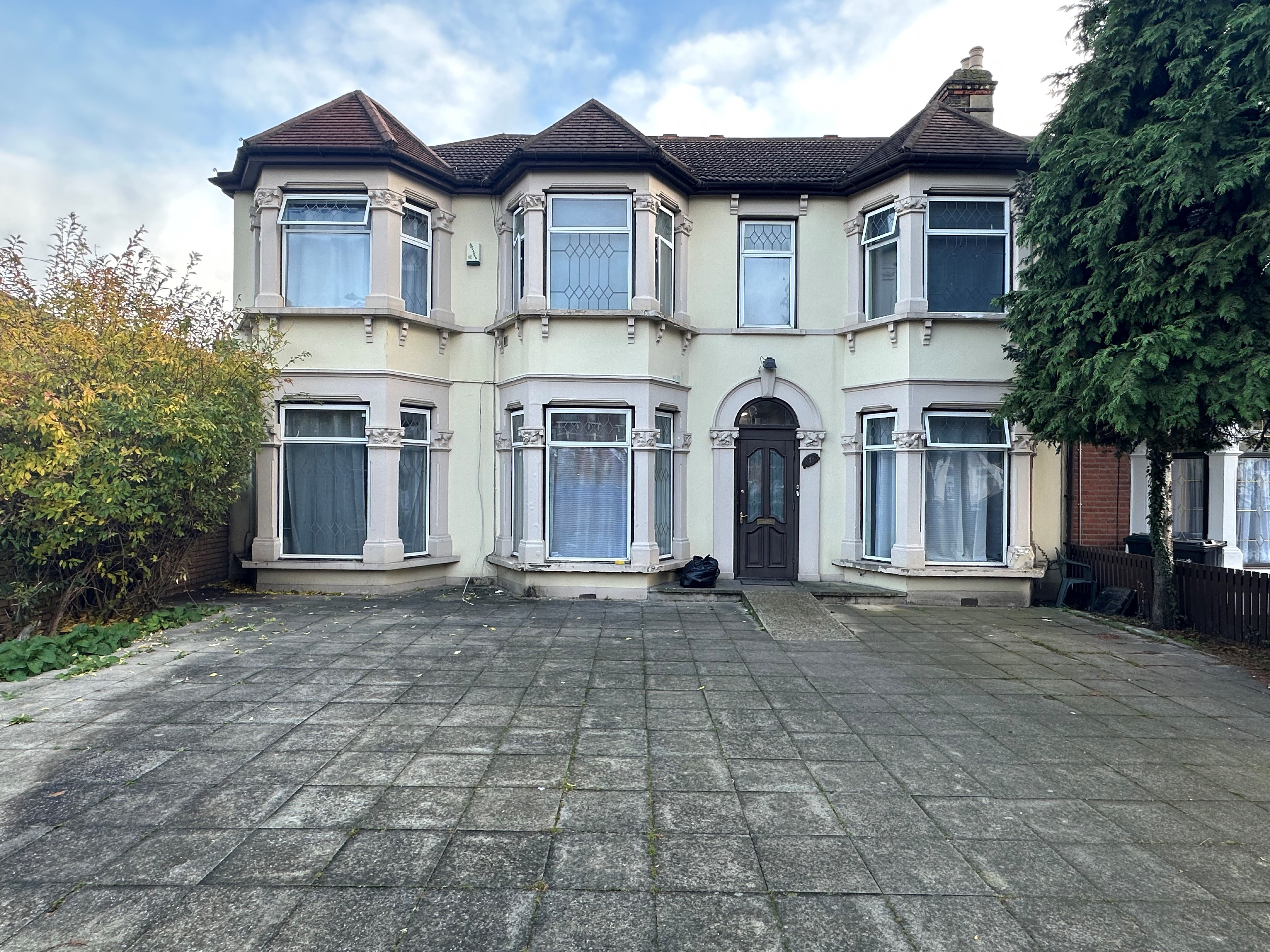 INVESTMENT - Freehold Triple Fronted End of Terrace HMO Building 