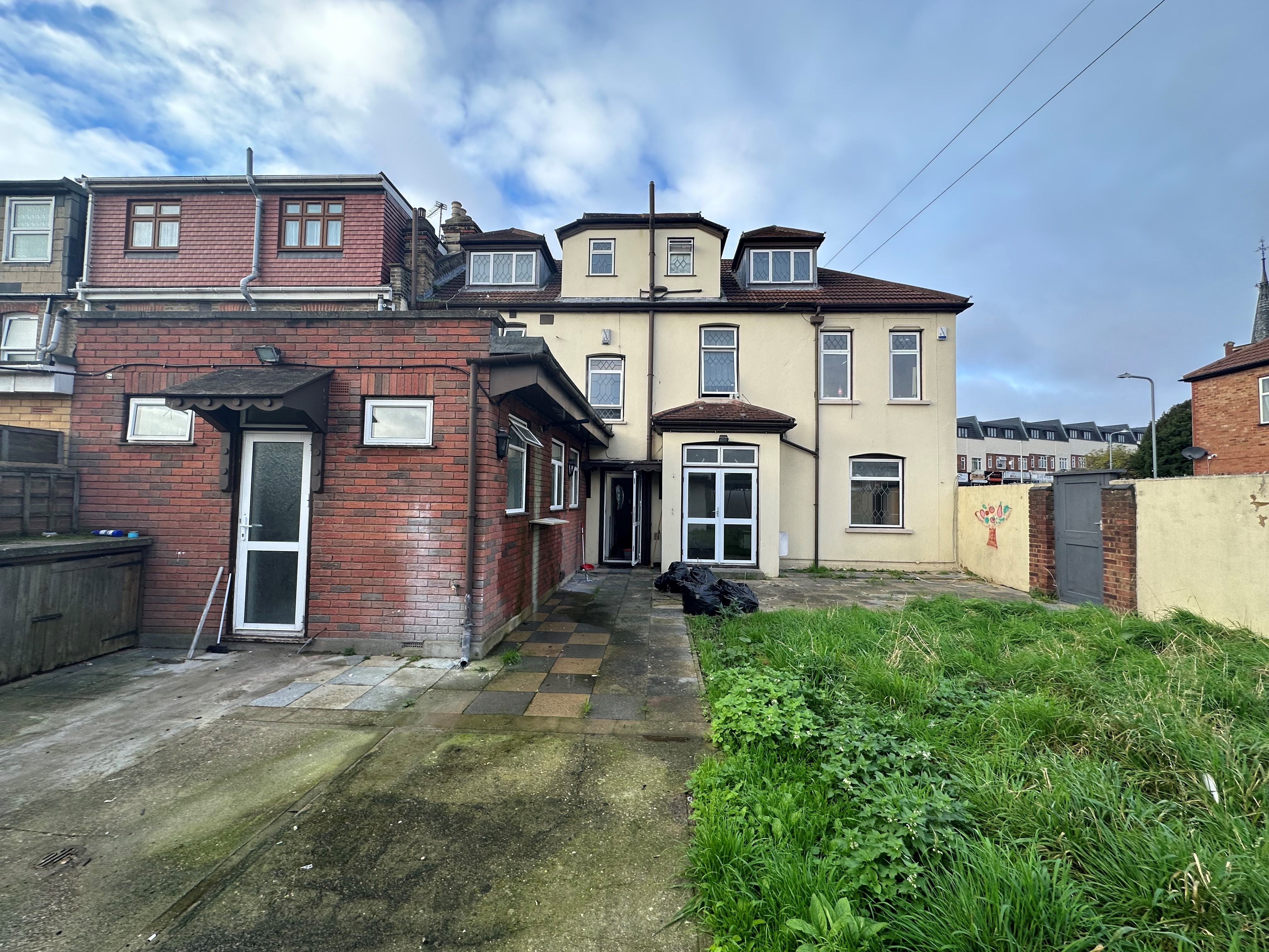 INVESTMENT - Freehold Triple Fronted End of Terrace HMO Building 