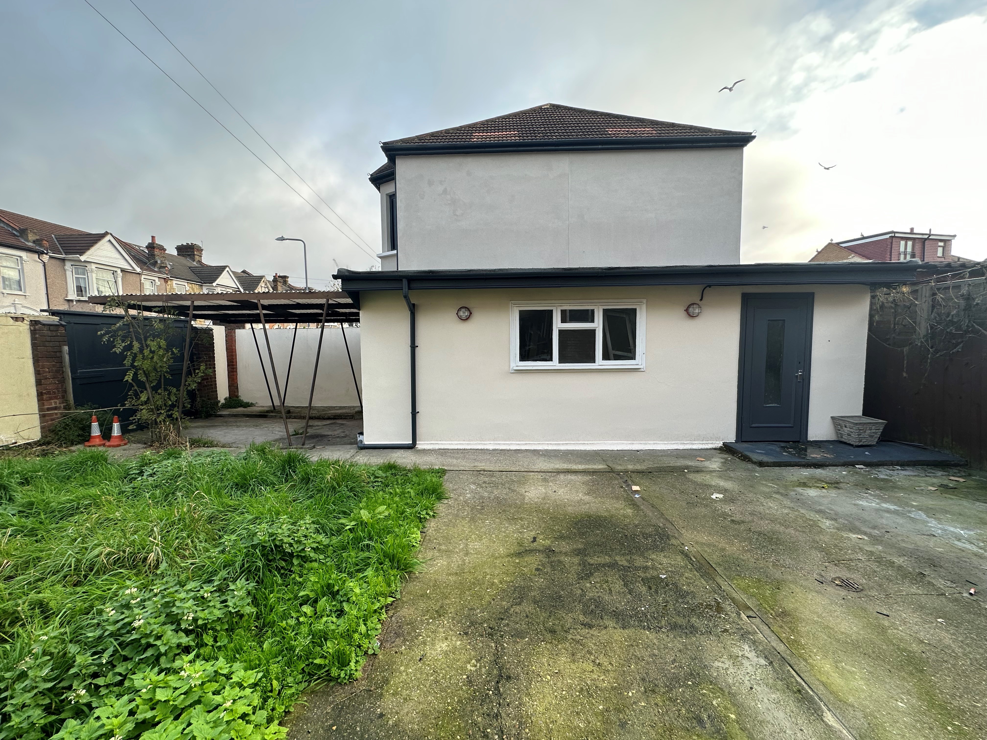 INVESTMENT - Freehold Triple Fronted End of Terrace HMO Building 