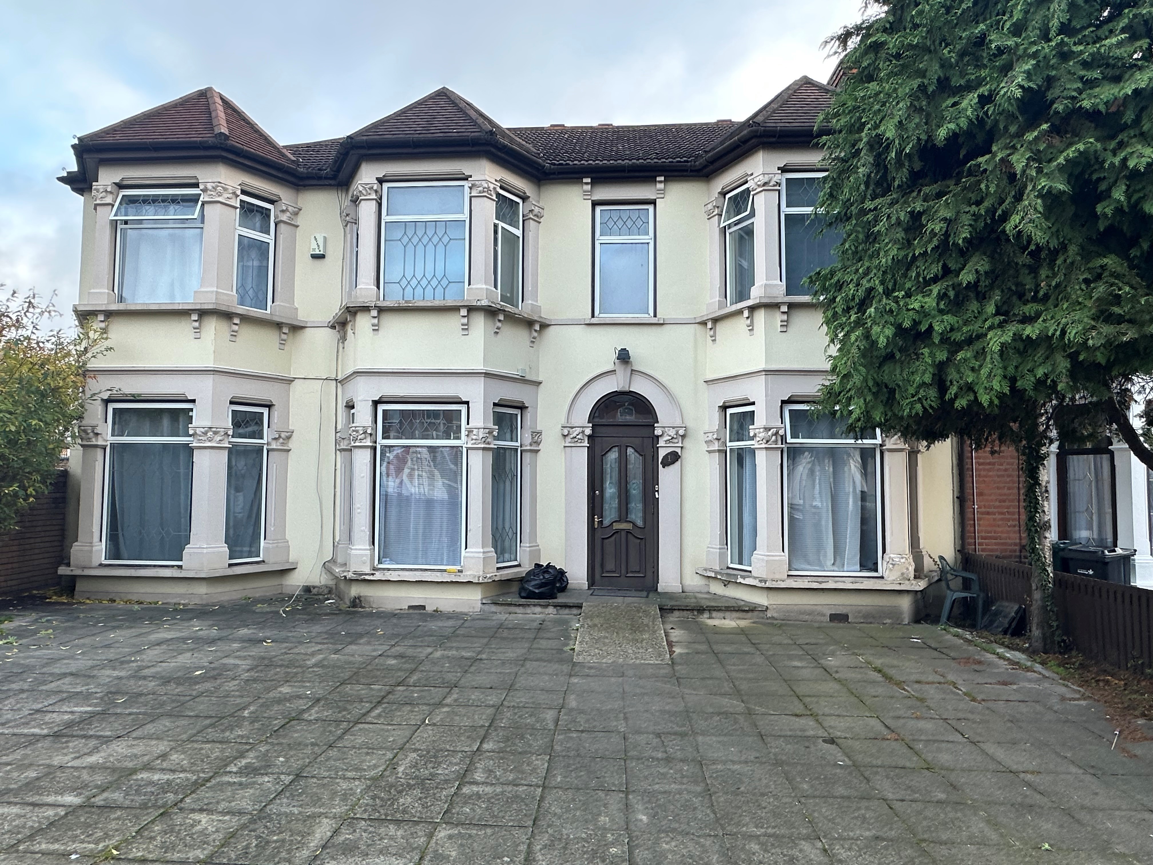 INVESTMENT - Freehold Triple Fronted End of Terrace HMO Building 