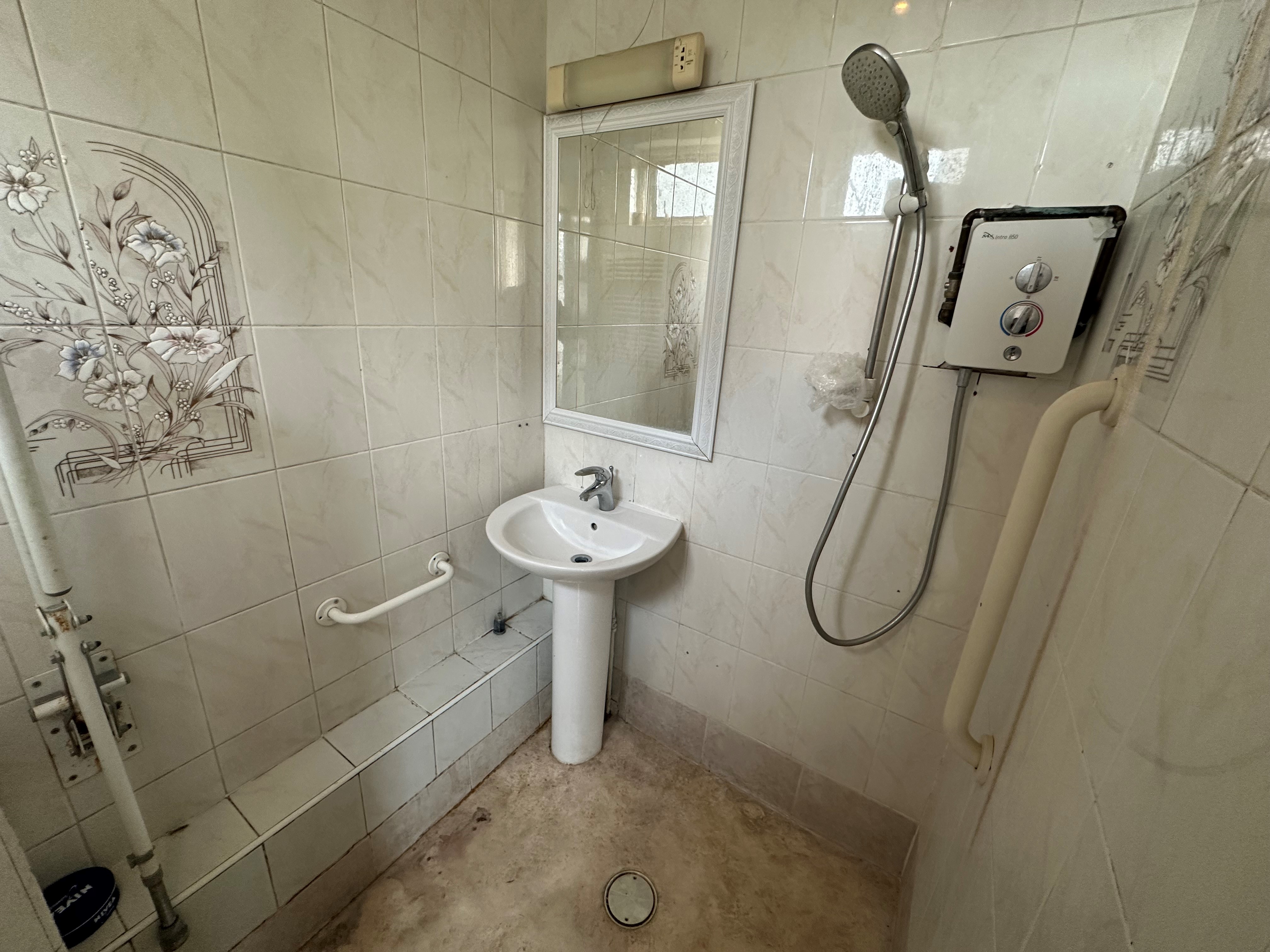 INVESTMENT - Freehold Triple Fronted End of Terrace HMO Building 