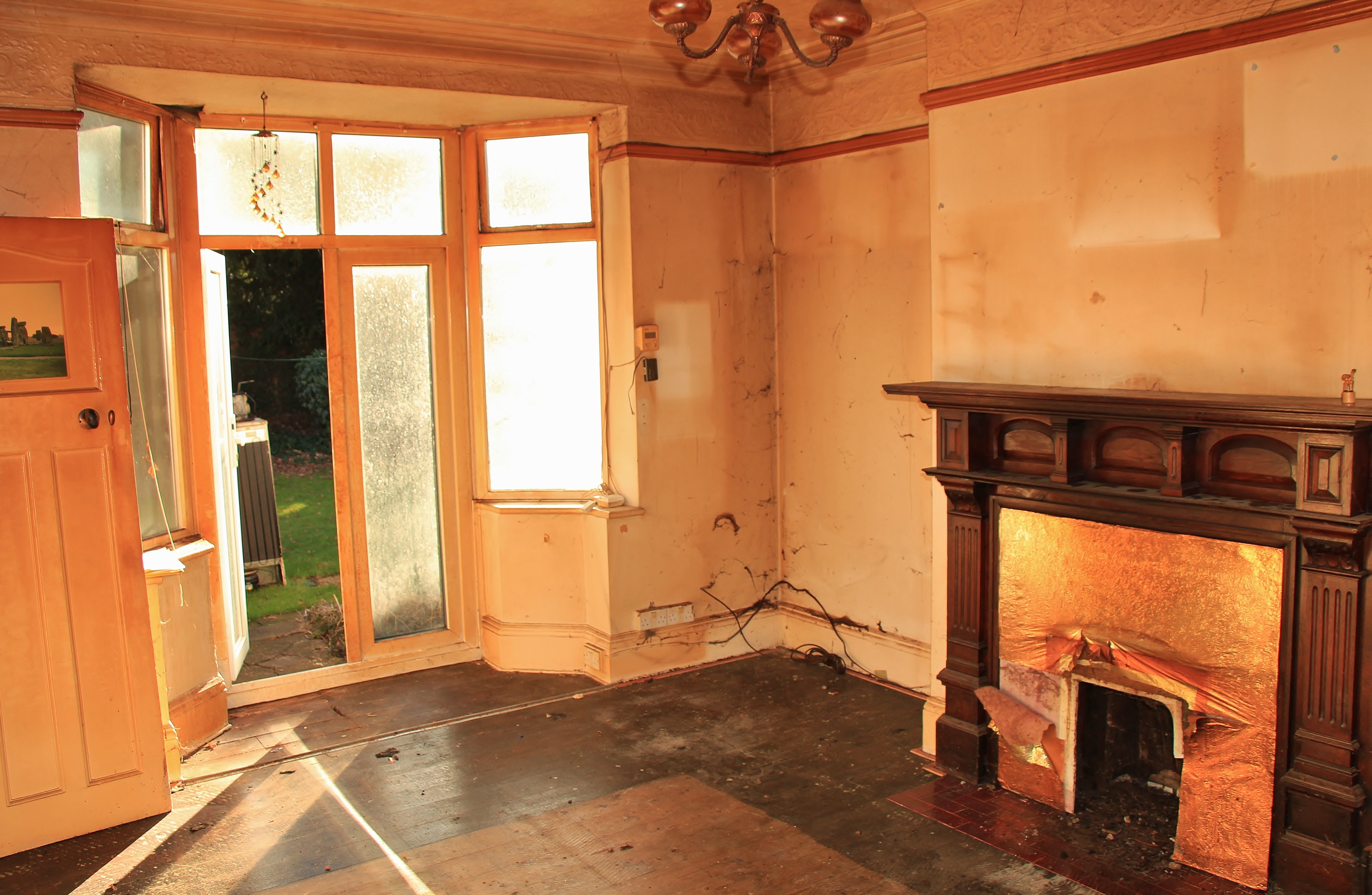 VACANT - Freehold Semi Detached Building arranged to provide One self contained Flat and One self contained Maisonette