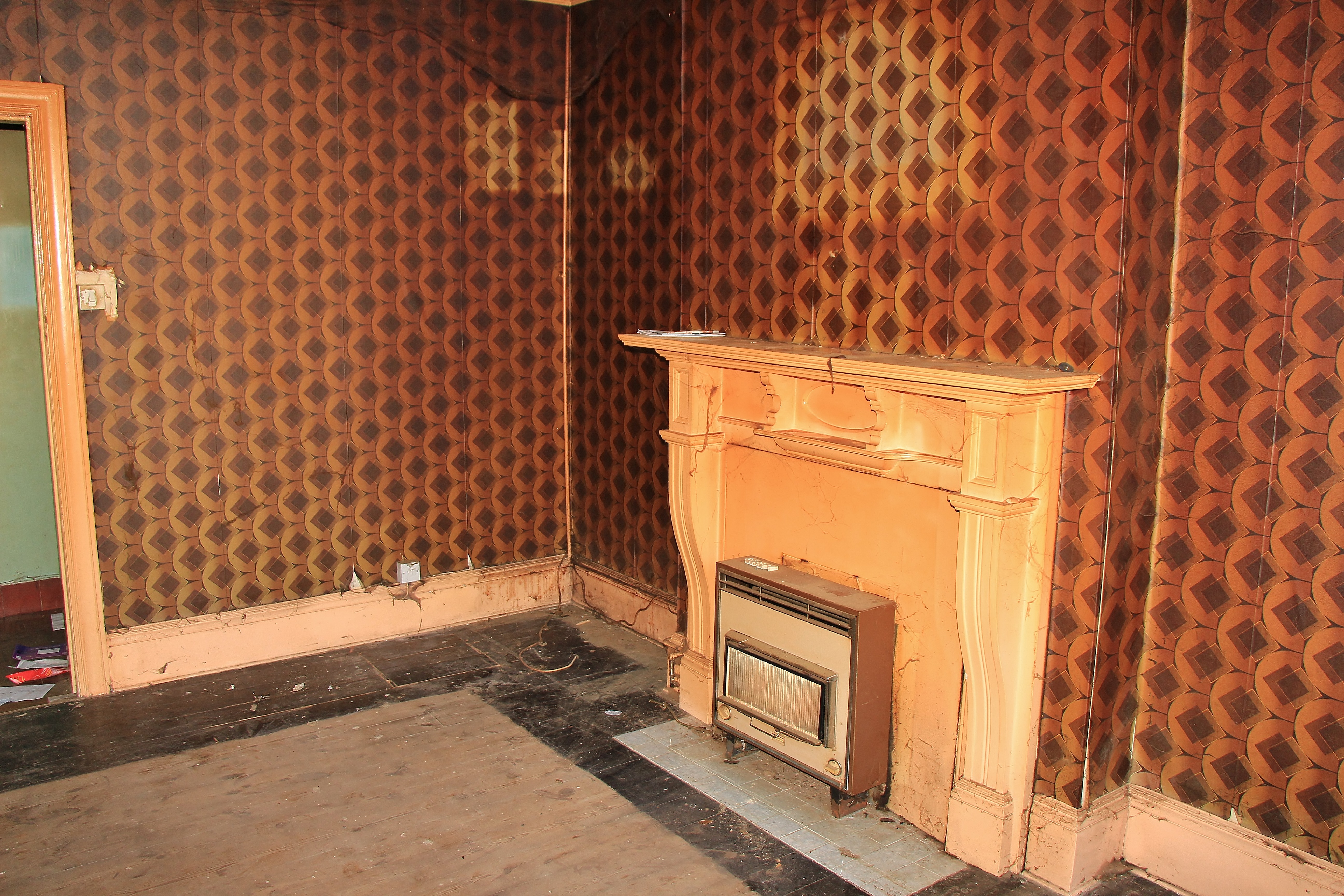 VACANT - Freehold Semi Detached Building arranged to provide One self contained Flat and One self contained Maisonette