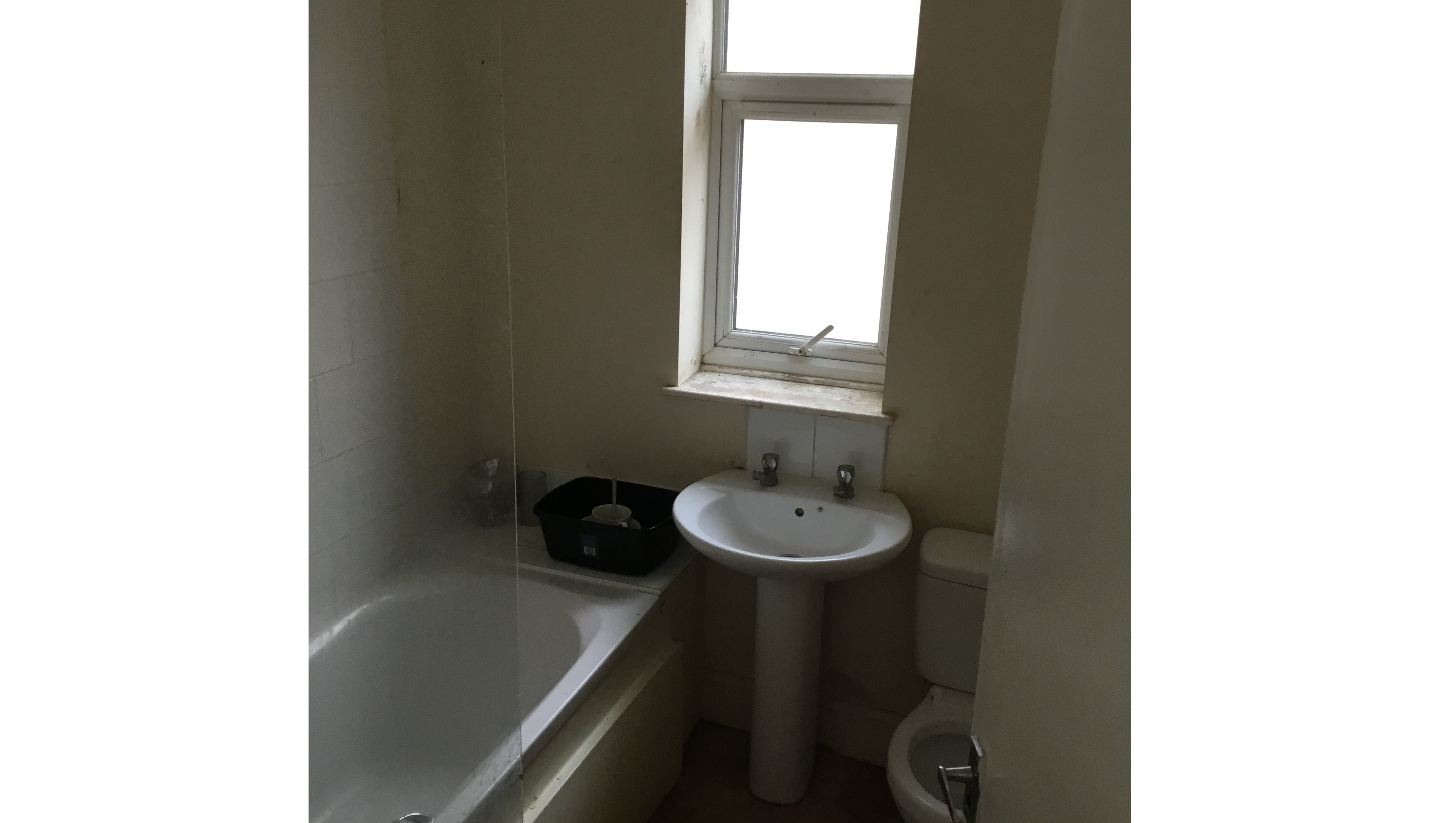 INVESTMENT - Freehold Mid Terrace HMO Building