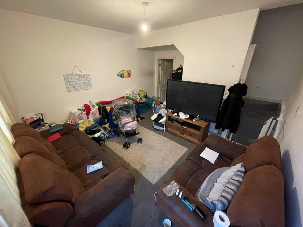 INVESTMENT - Freehold End of Terrace House
