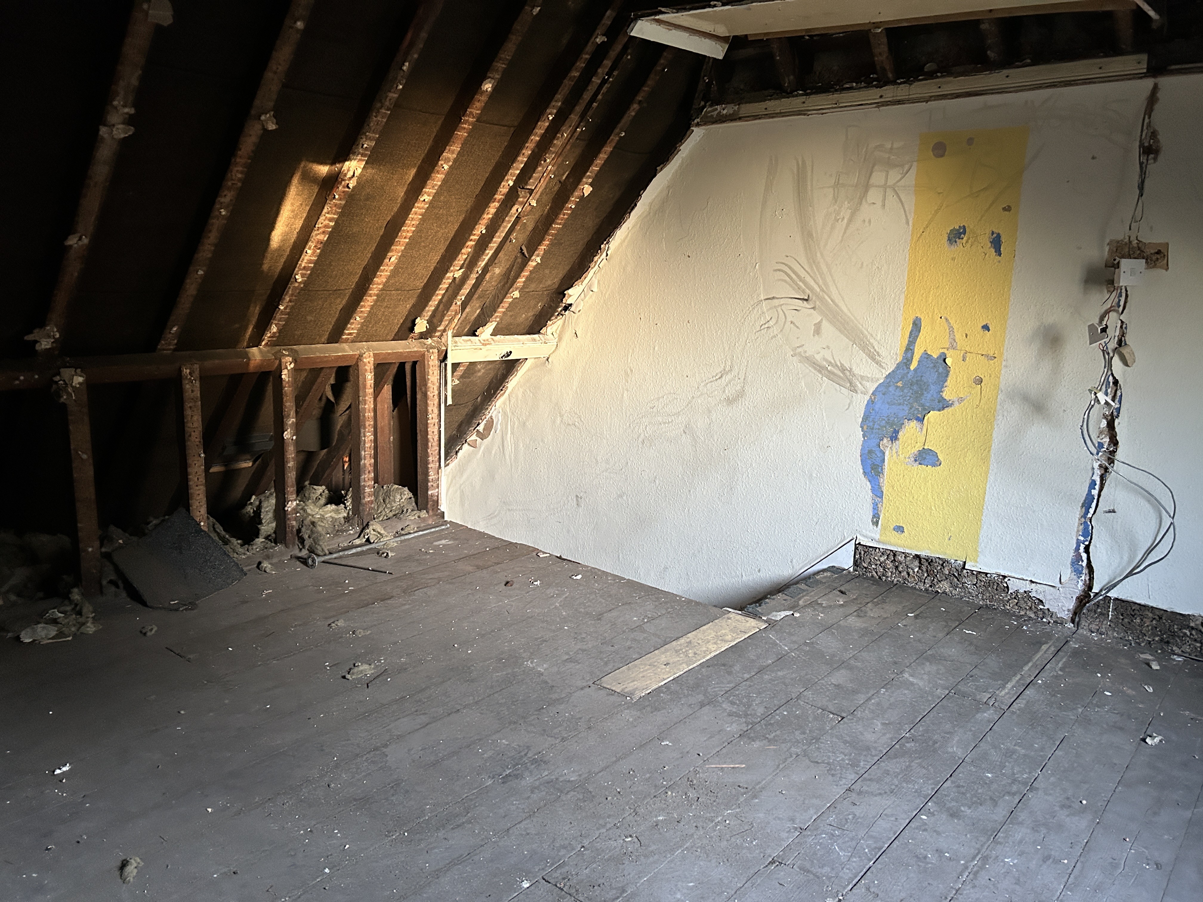 VACANT - Freehold Mid Terrace House