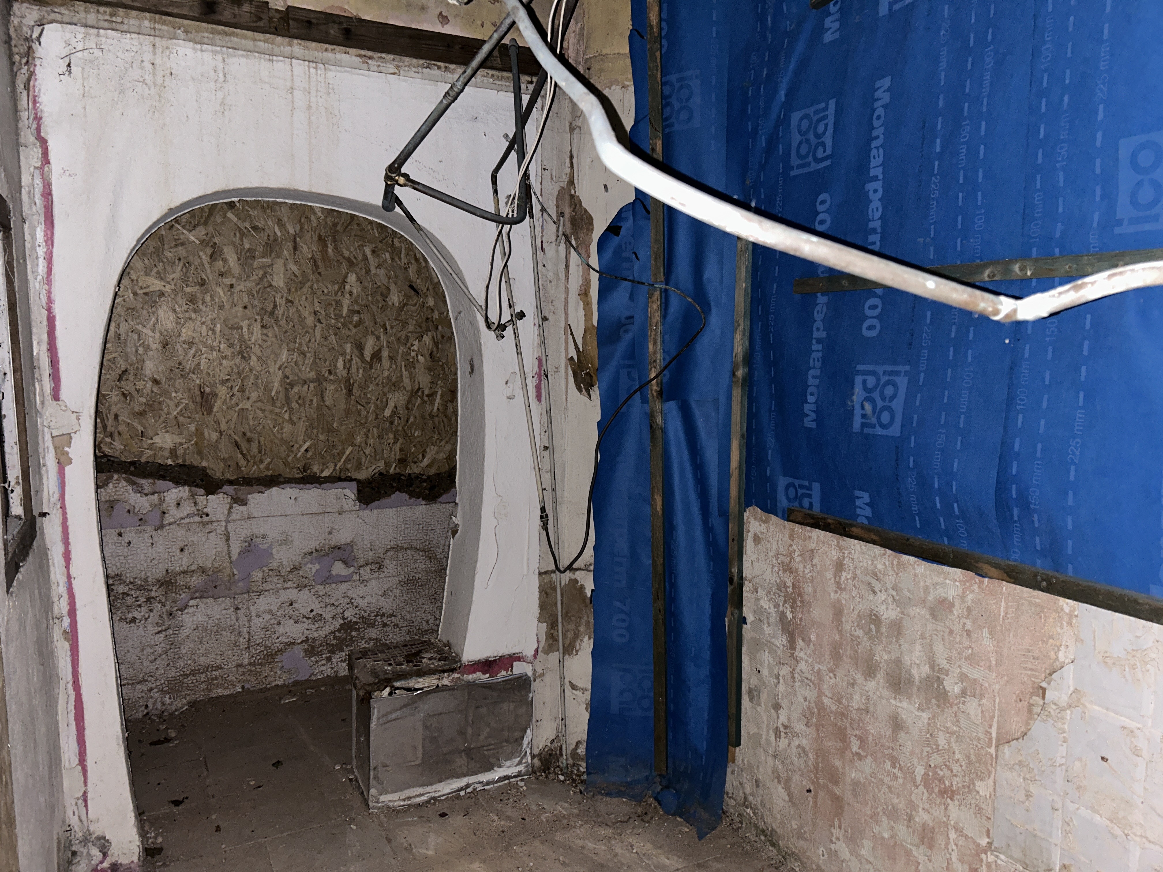 VACANT - Freehold Mid Terrace House