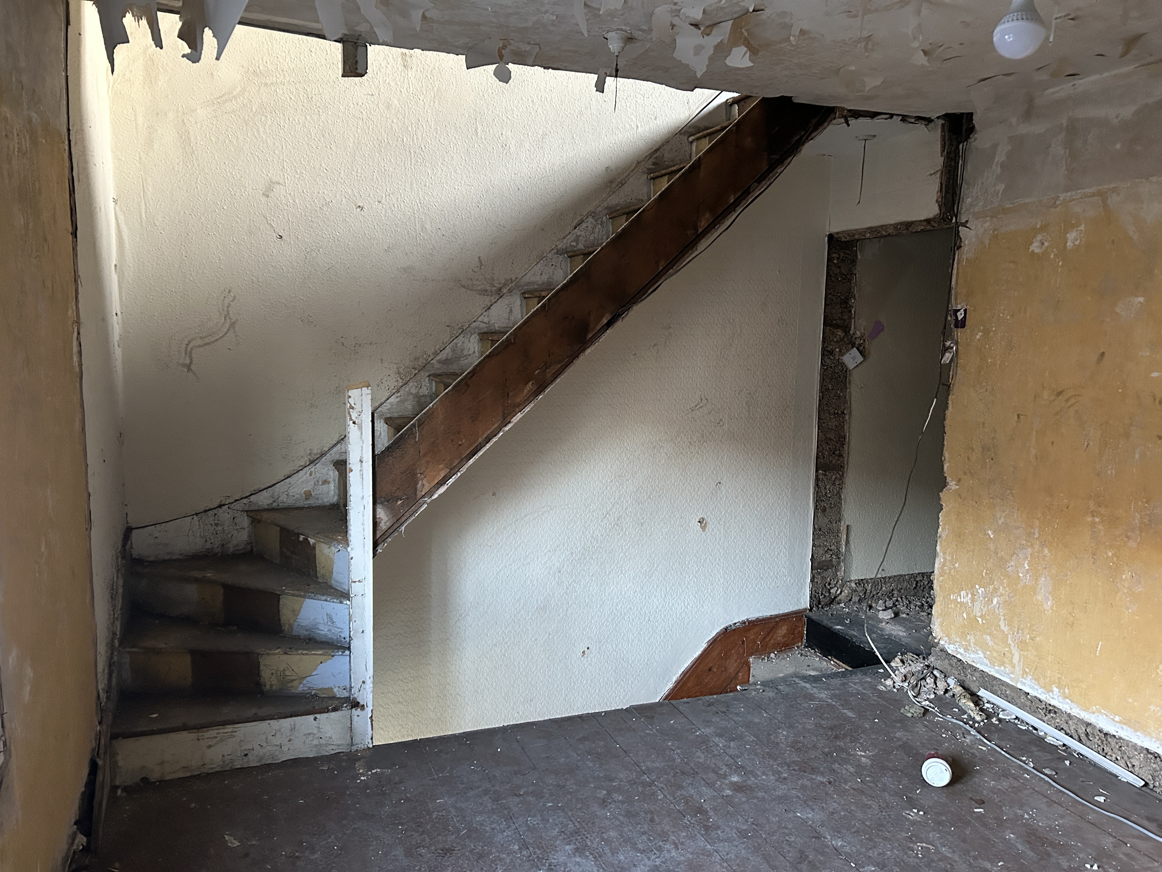 VACANT - Freehold Mid Terrace House