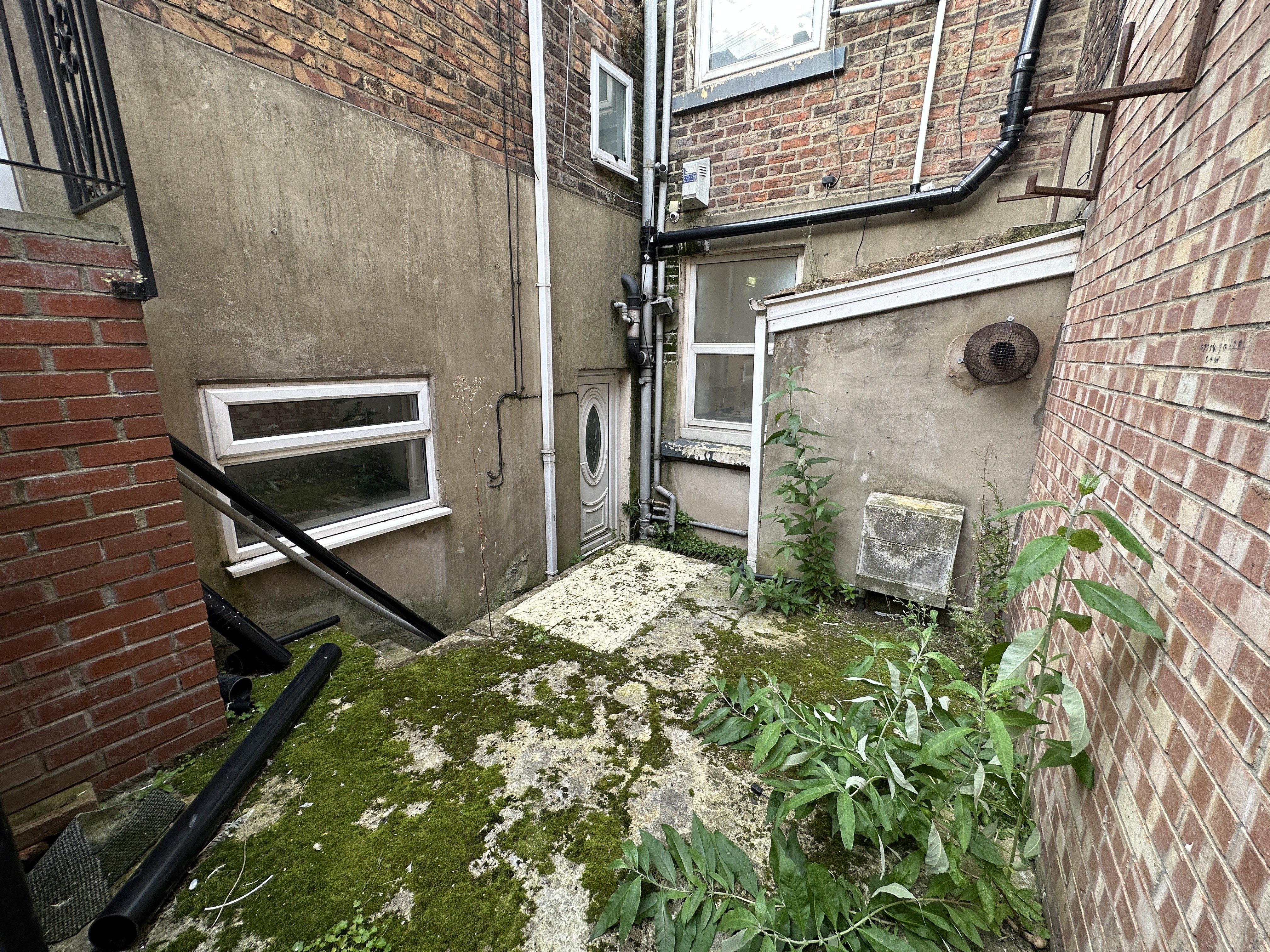 VACANT - Freehold Mid Terrace House