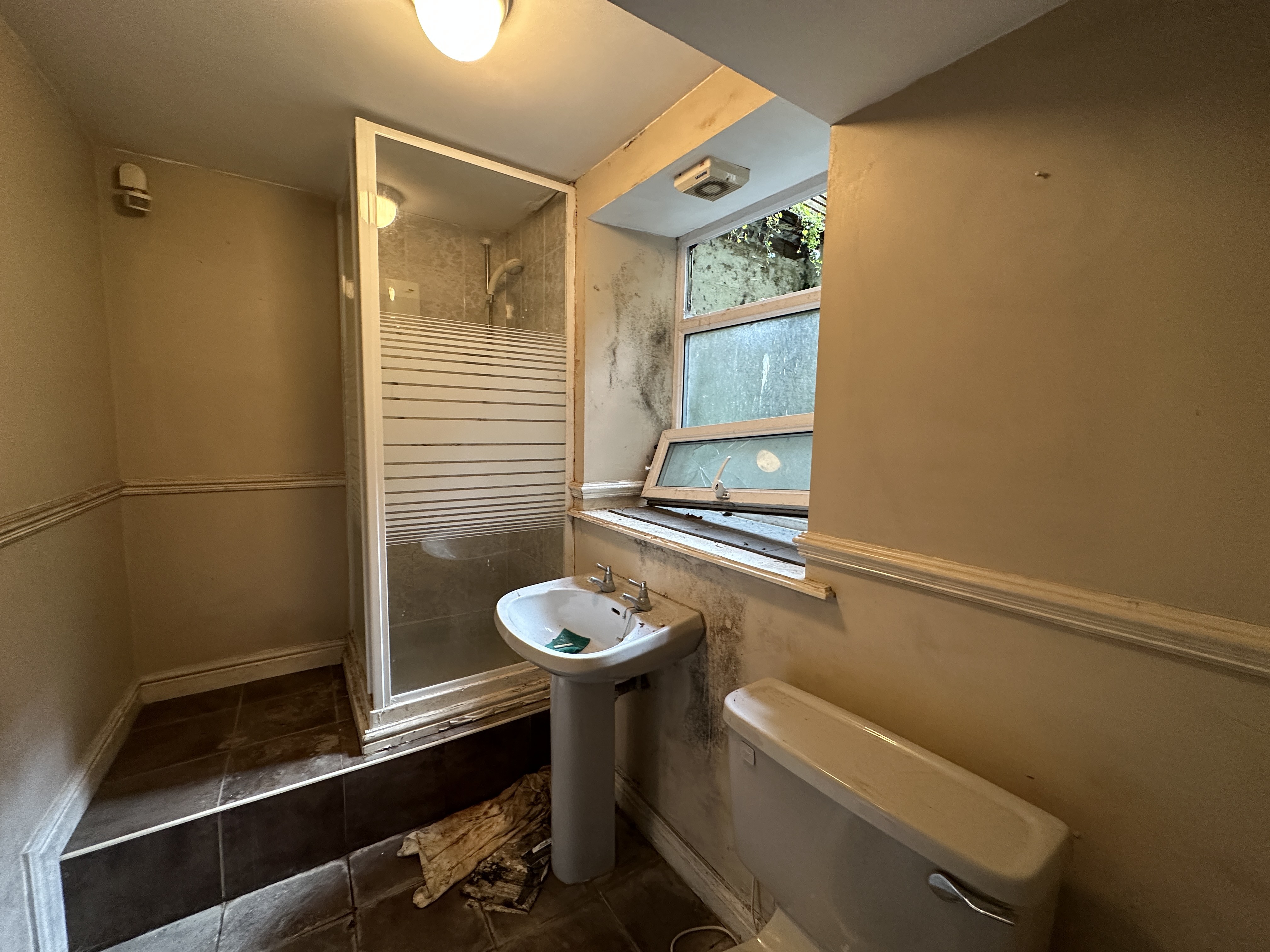 VACANT - Freehold Mid Terrace House