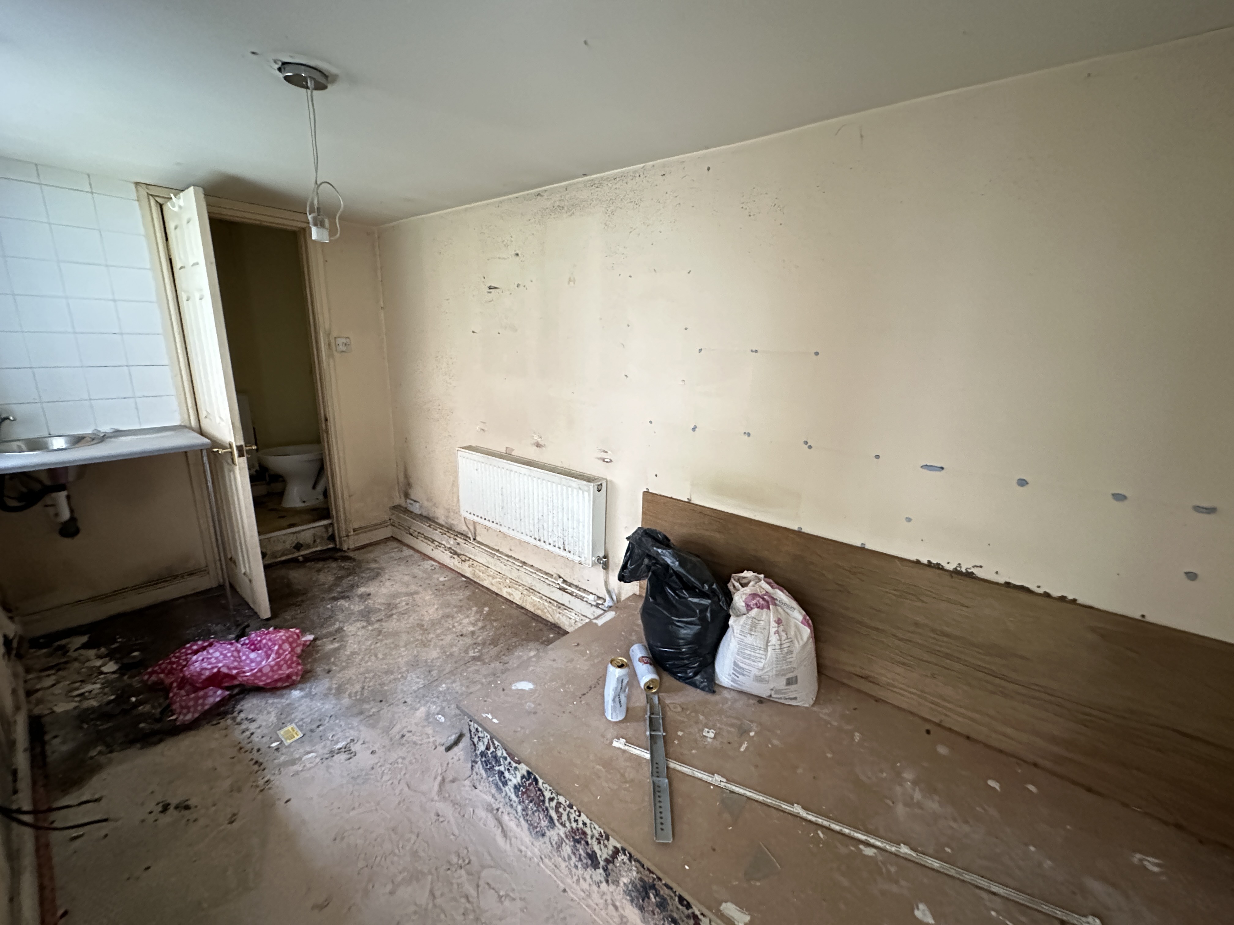 VACANT - Freehold Mid Terrace House