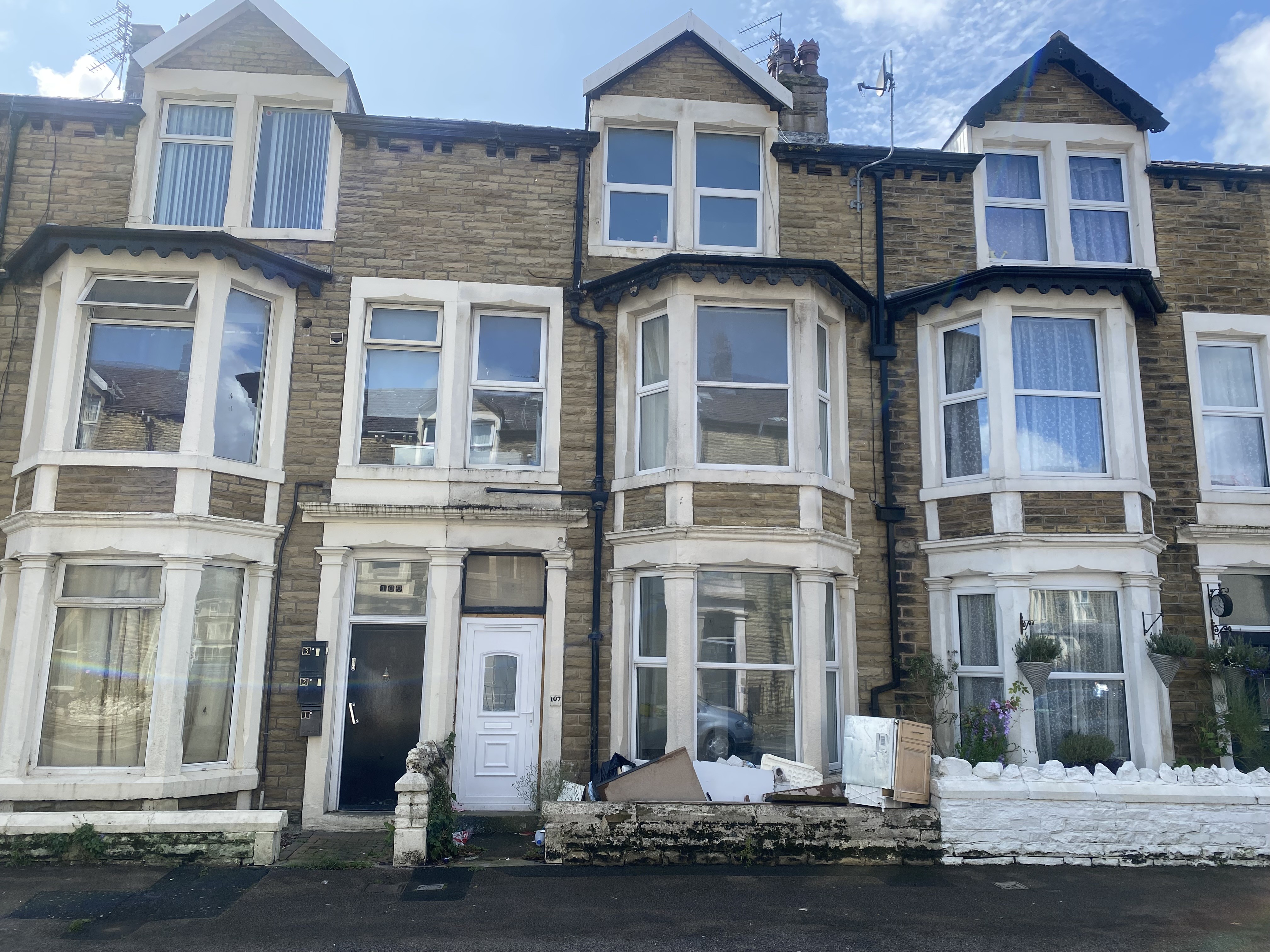 VACANT - Freehold Mid Terrace Building