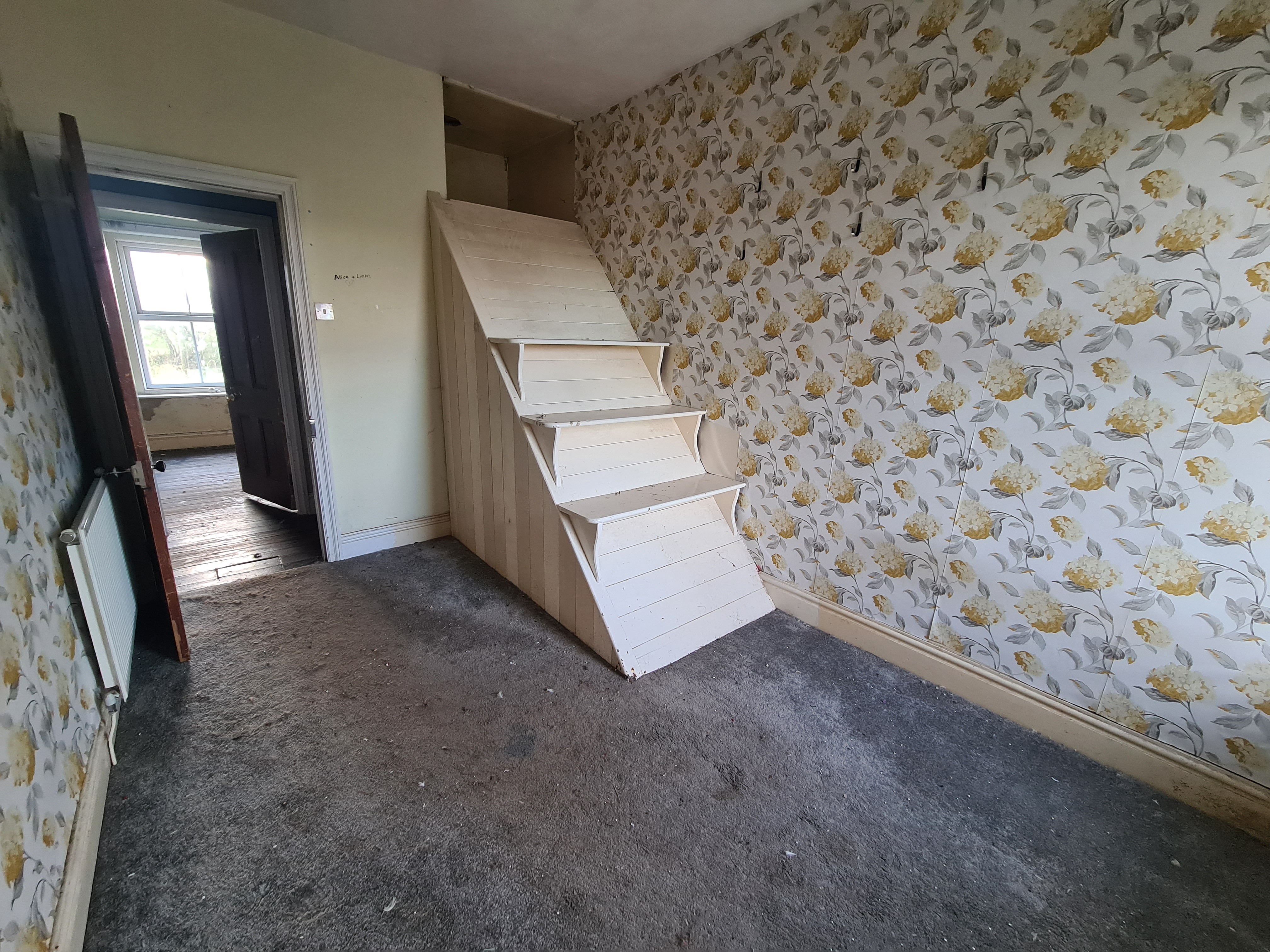 VACANT - Freehold Mid Terrace House 
