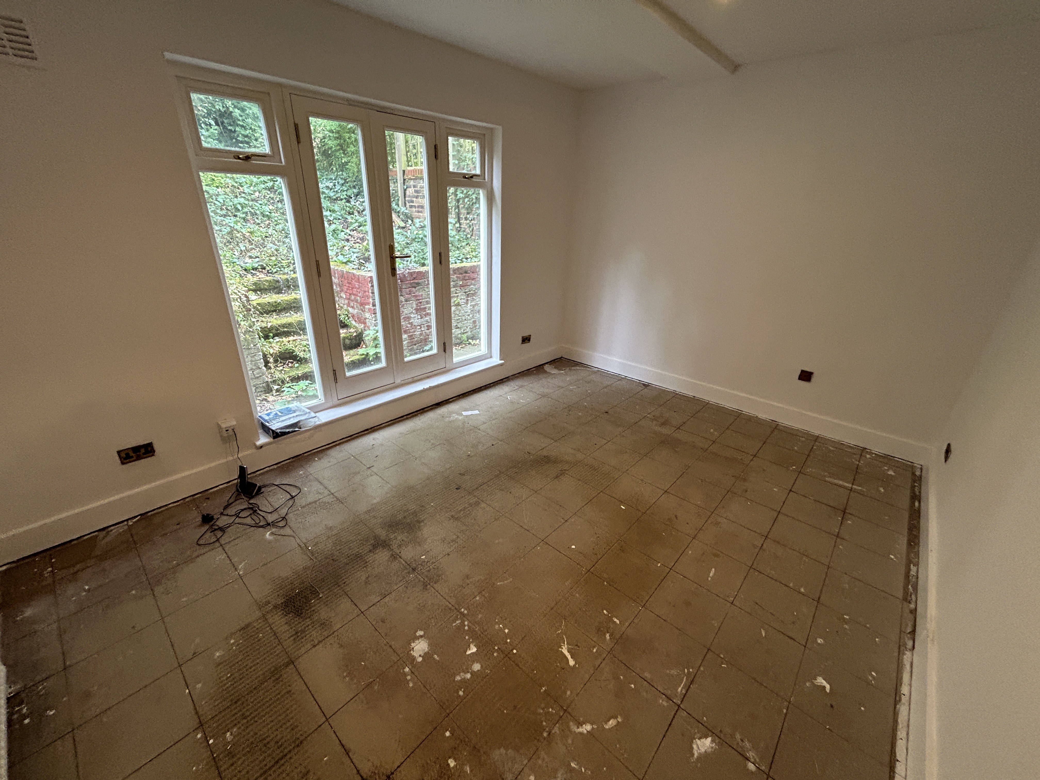 VACANT - Leasehold Self Contained Lower Ground Floor Flat