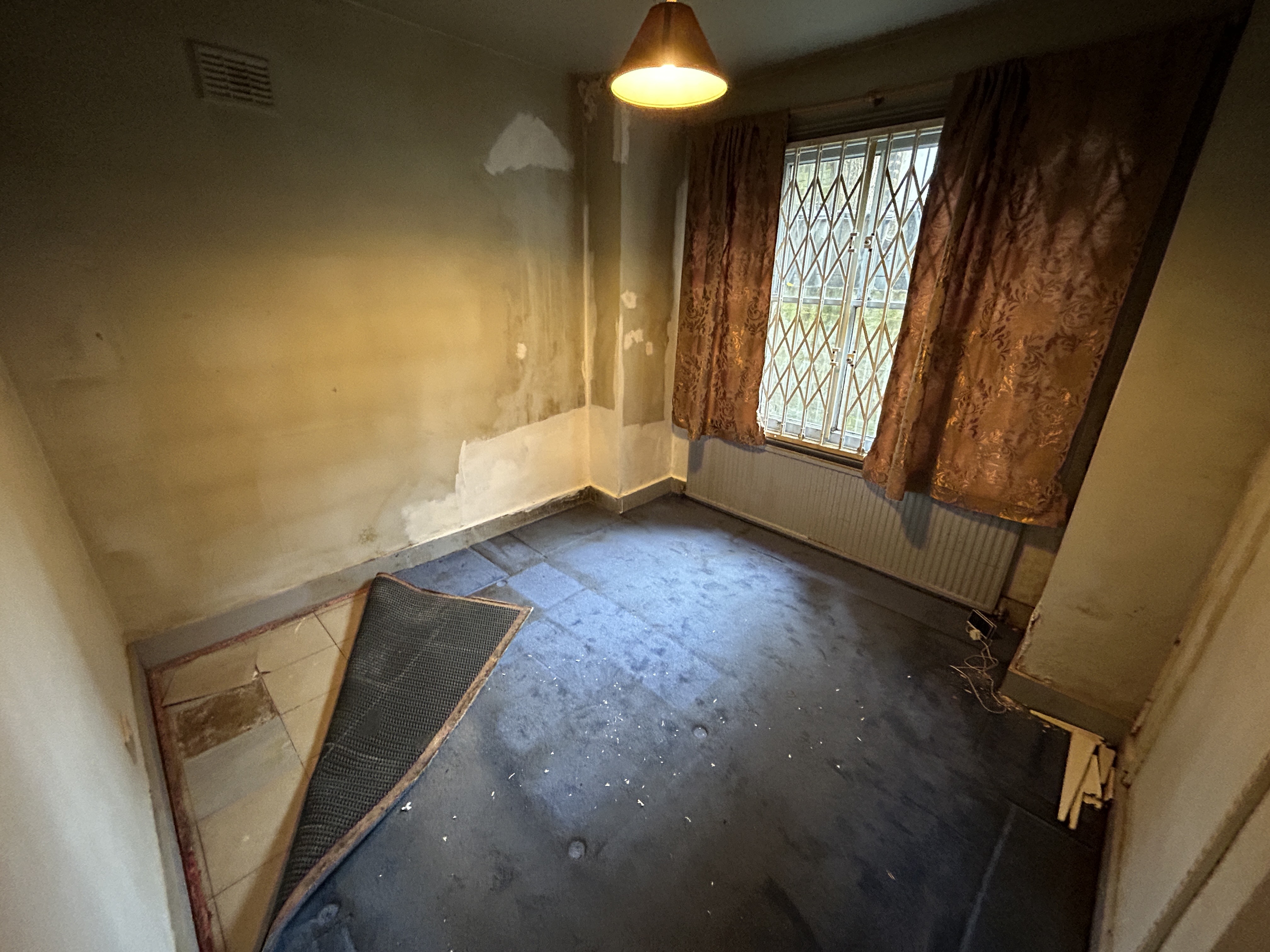 VACANT - Leasehold Self Contained Lower Ground Floor Flat