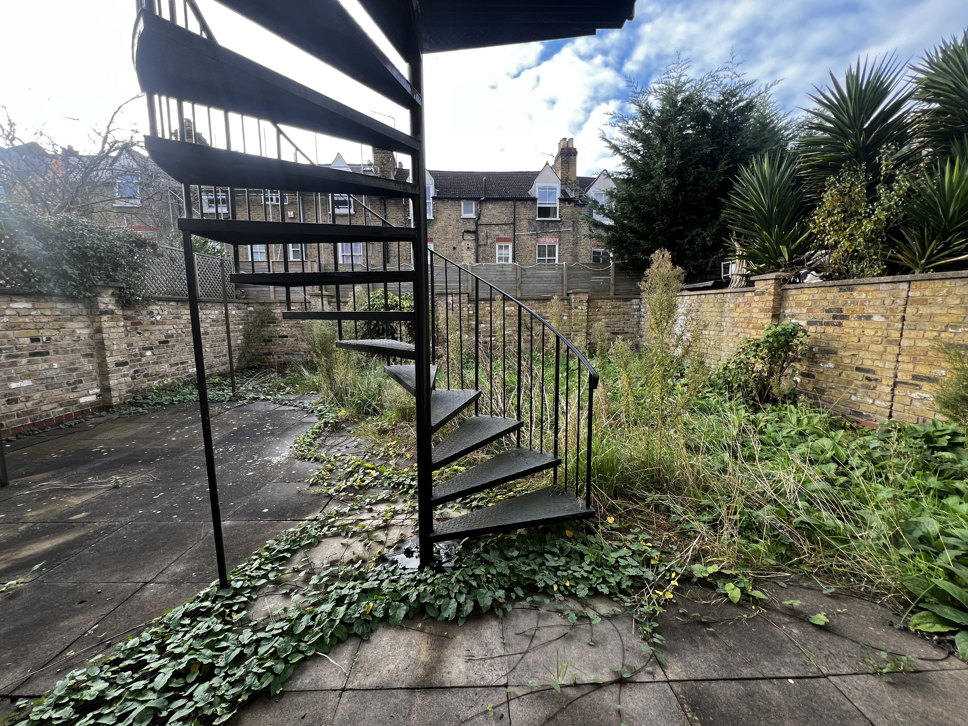 VACANT - Freehold Mid Terrace Building