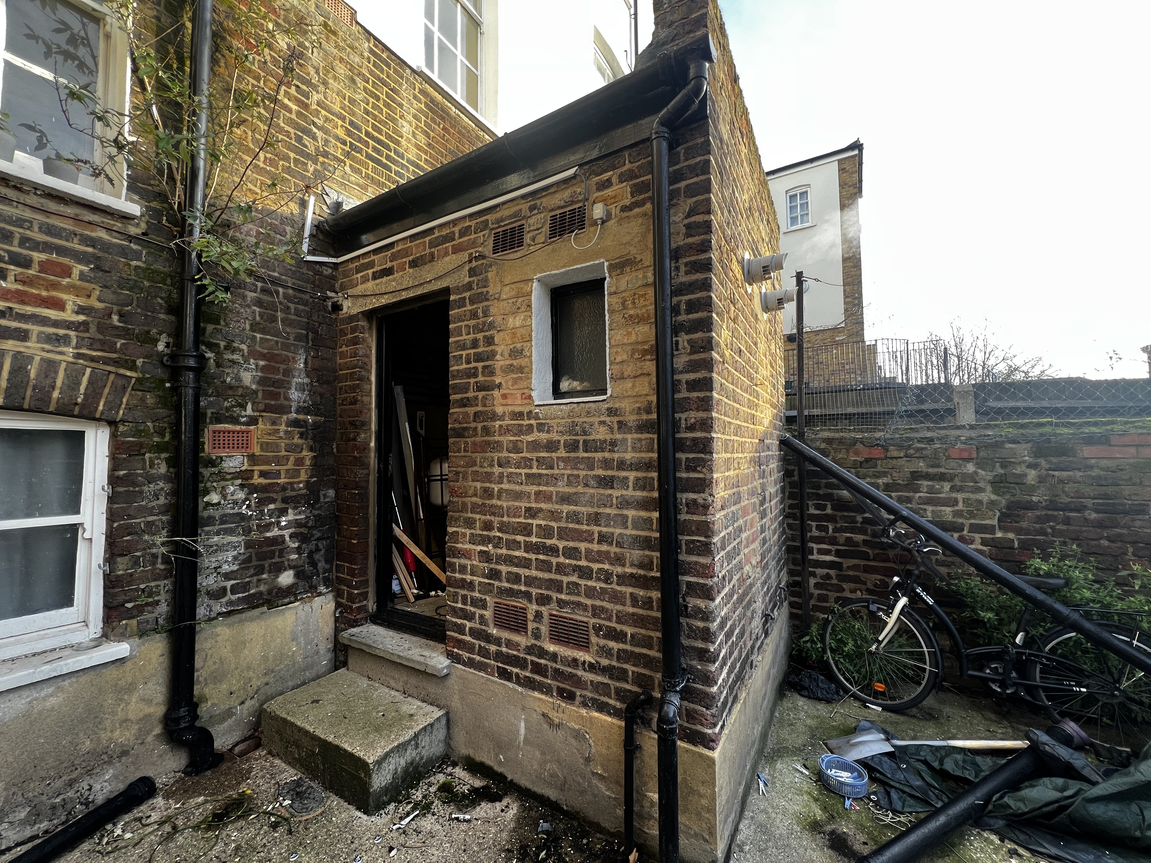 INVESTMENT - Freehold End of Terrace (HMO) Building 