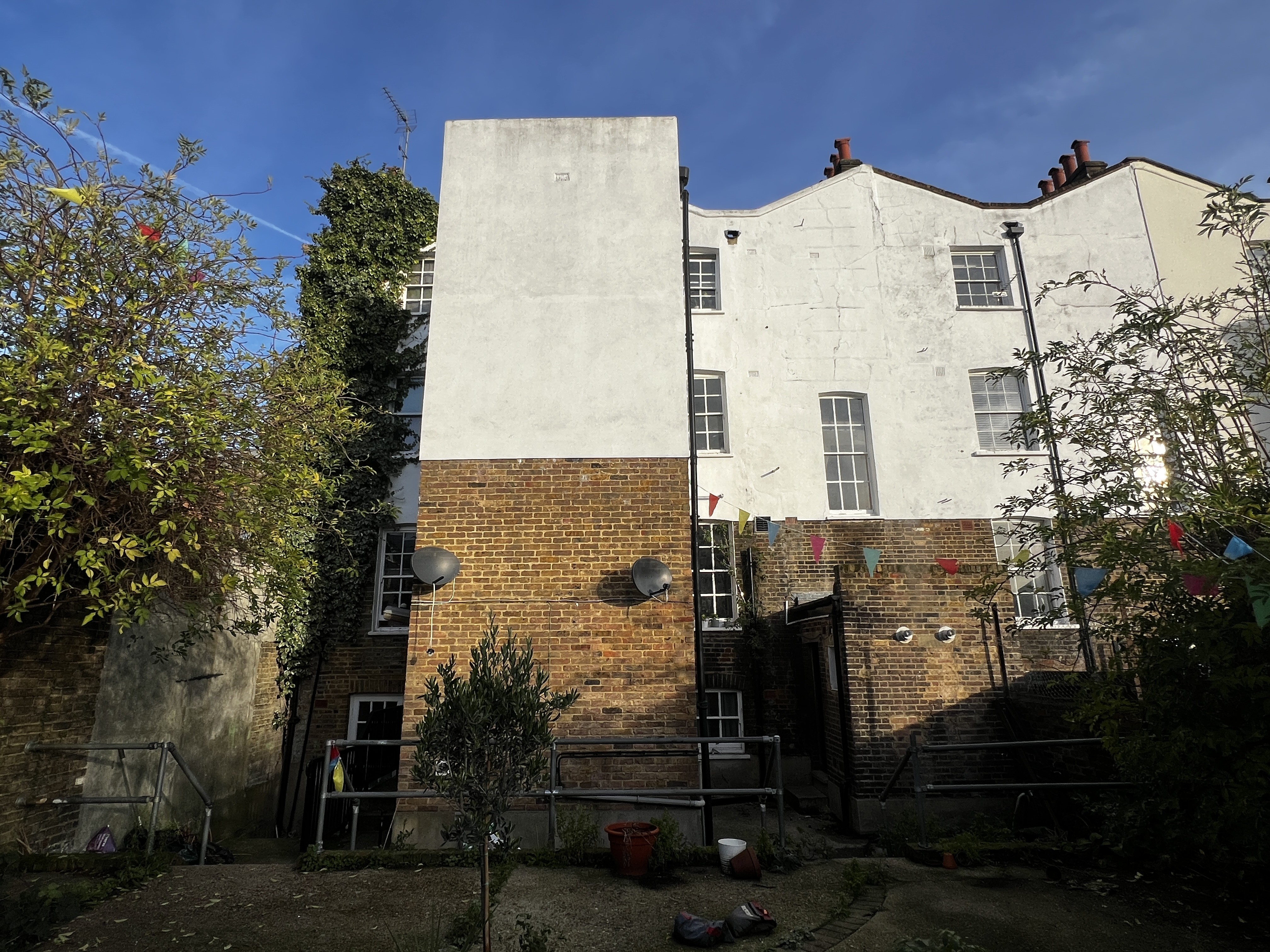 INVESTMENT - Freehold End of Terrace (HMO) Building 