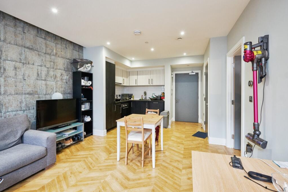 INVESTMENT - Six Long Leasehold Self Contained Flats